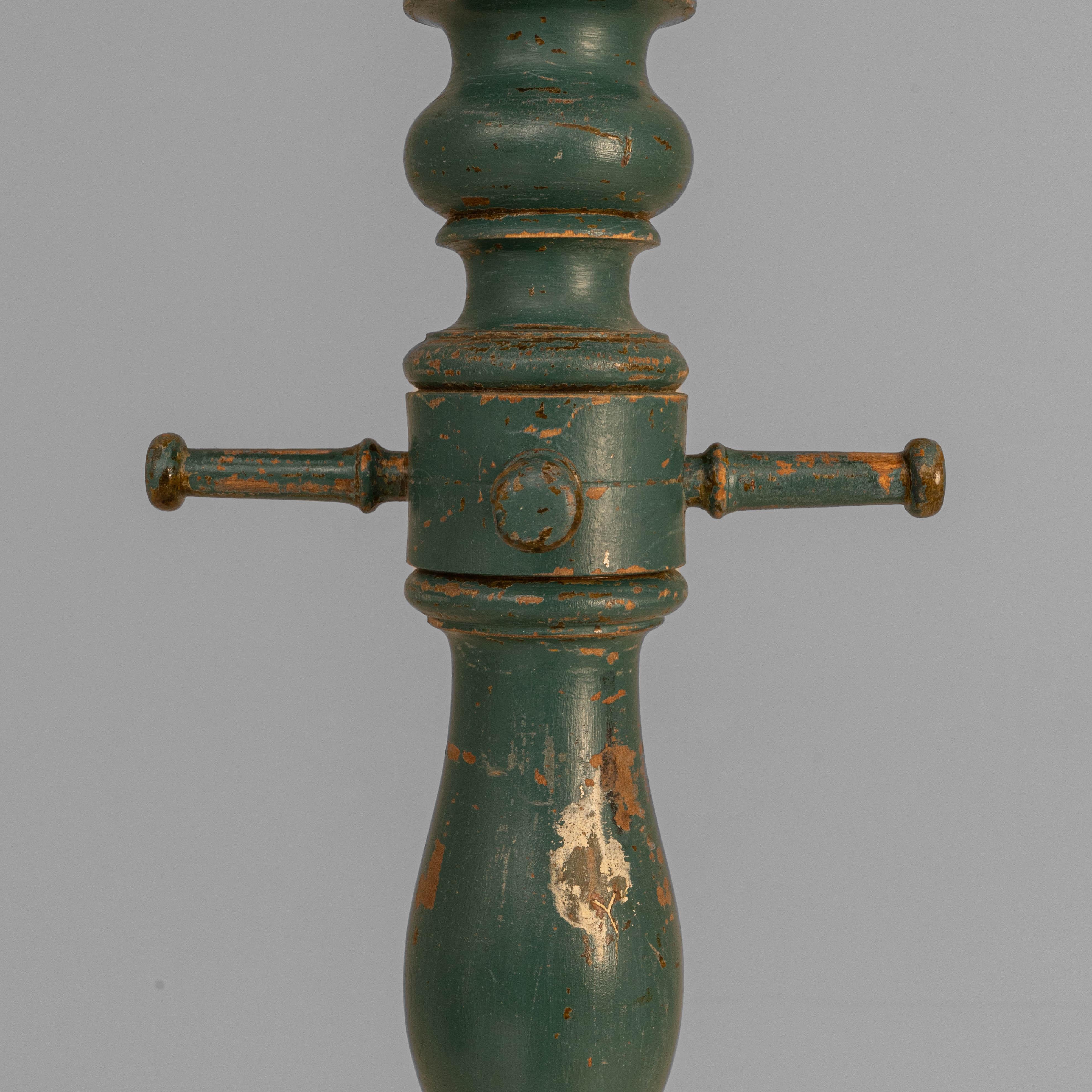 20th Century French Green Patinated Wooden Coat Rack im Angebot 3
