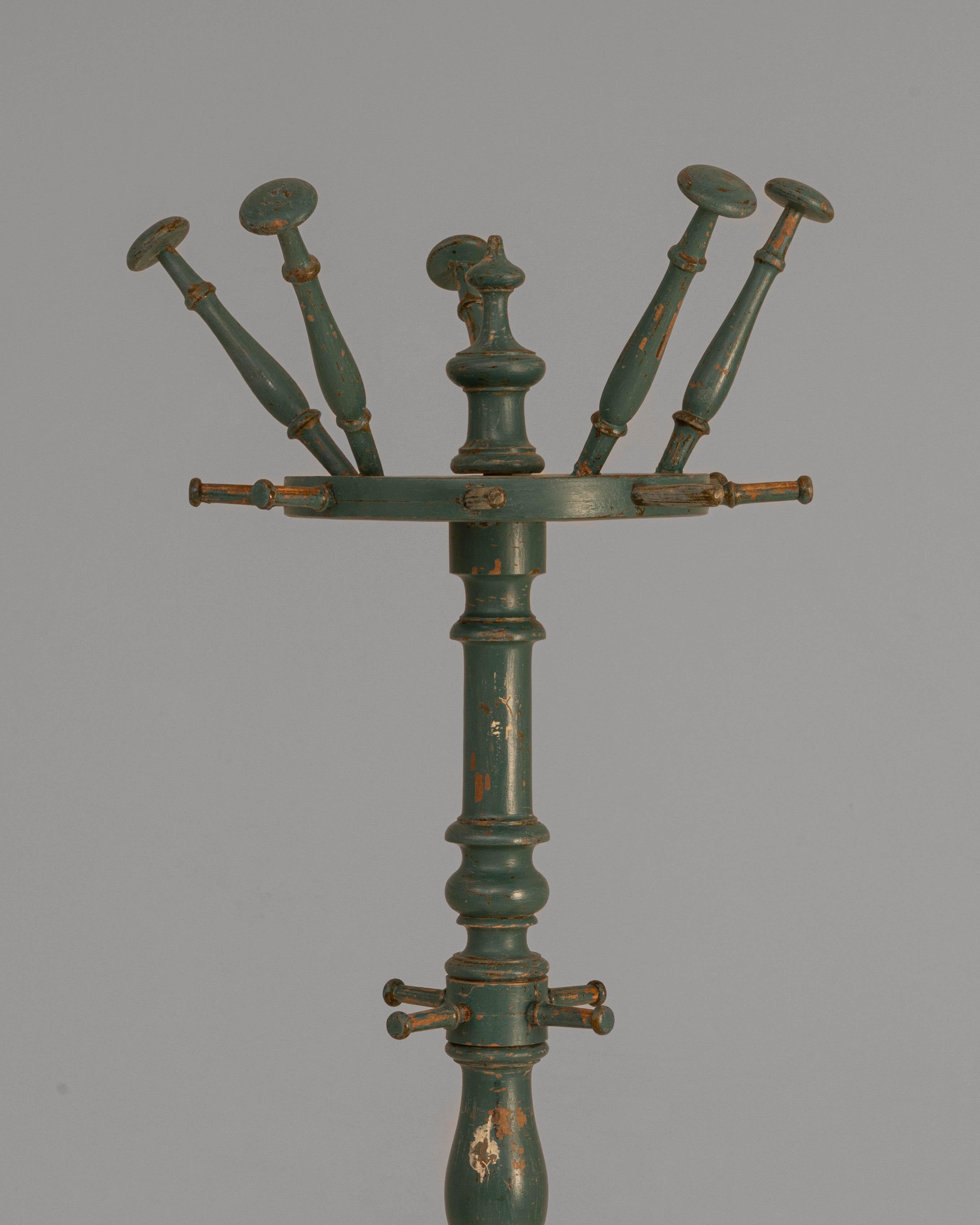20th Century French Green Patinated Wooden Coat Rack im Zustand „Gut“ im Angebot in High Point, NC