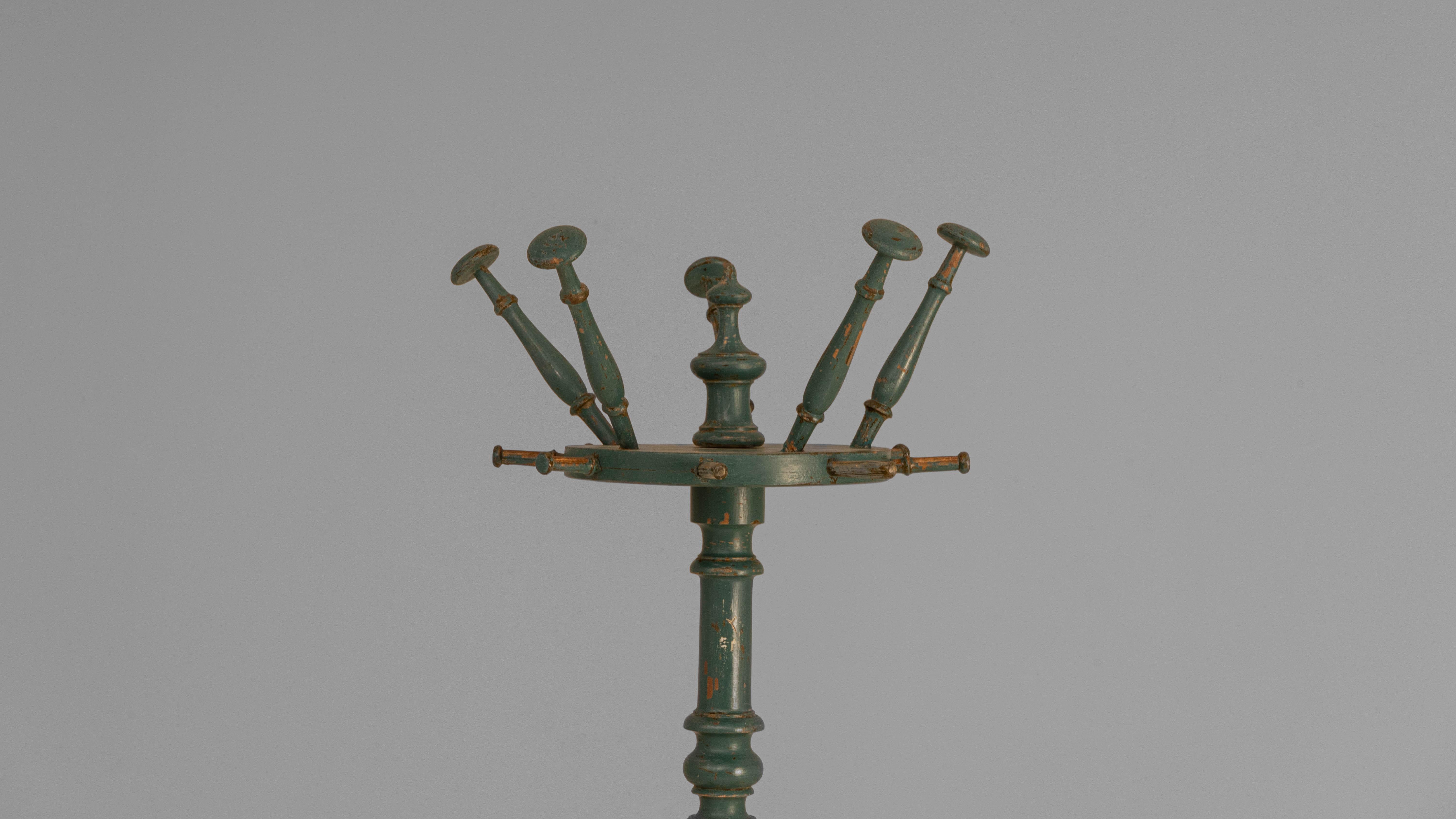 20th Century French Green Patinated Wooden Coat Rack (20. Jahrhundert) im Angebot