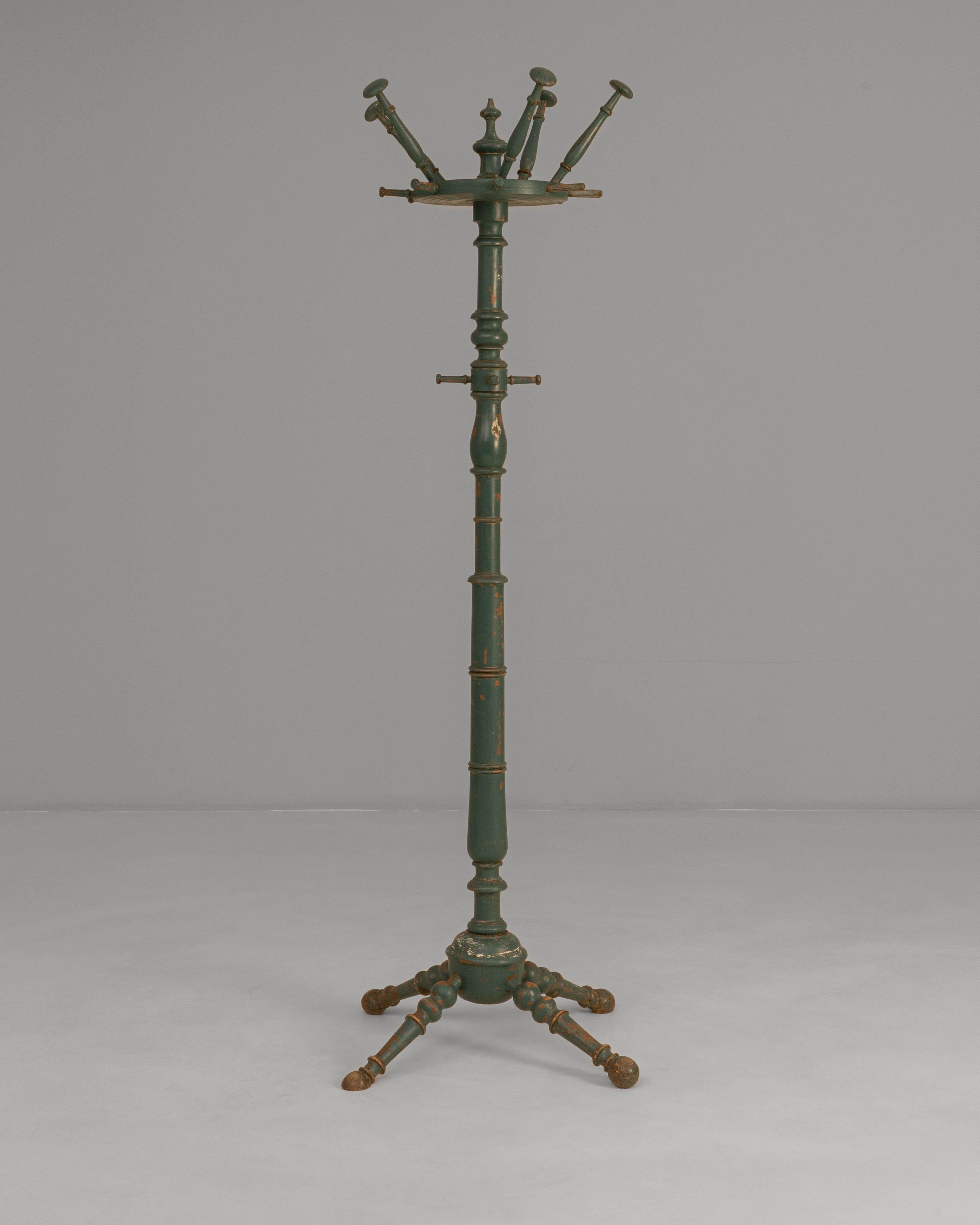 20th Century French Green Patinated Wooden Coat Rack im Angebot 1