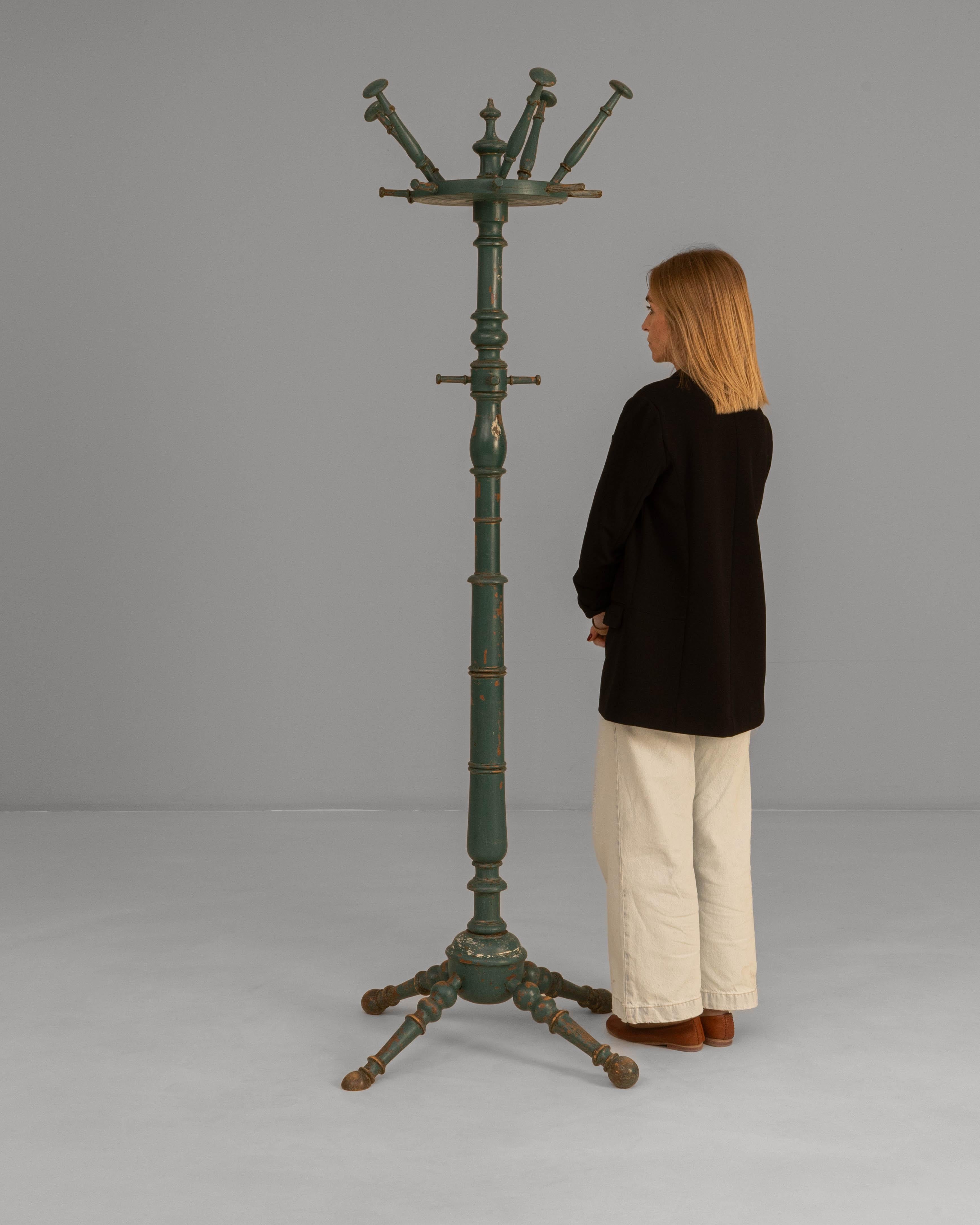 20th Century French Green Patinated Wooden Coat Rack im Angebot 2