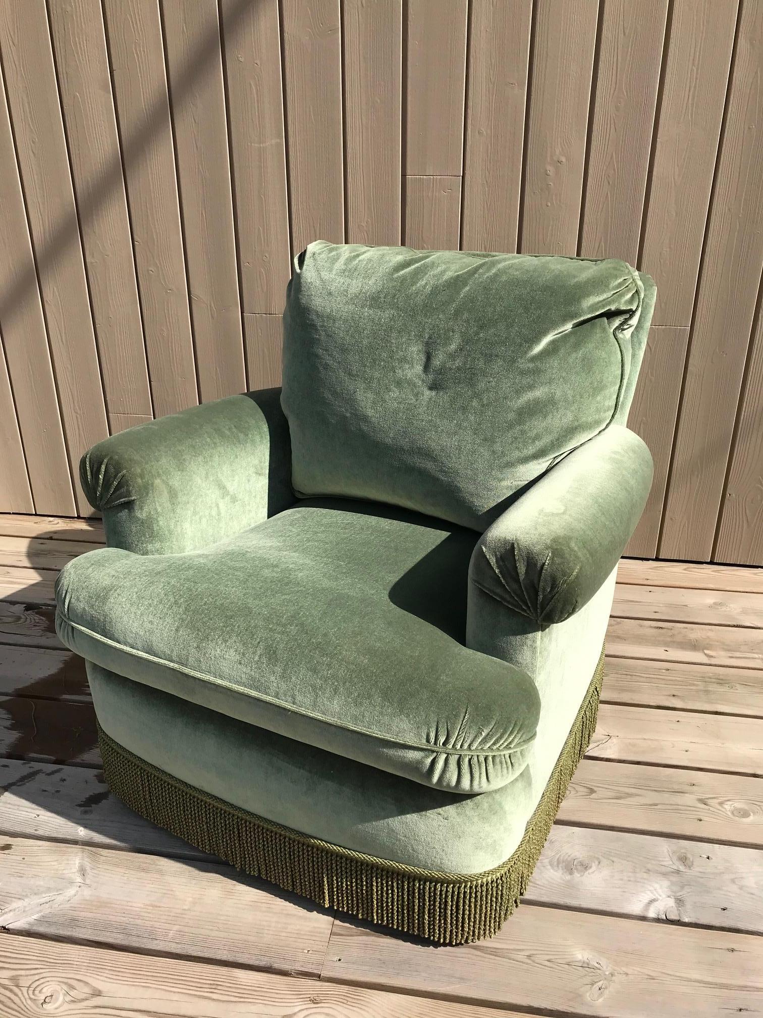 Very comfortable and good condition French green velvet armchair from the 1950s. 
The seating and the back cushion are removable. Beautiful green velvet with fringes. 
Good quality.
 