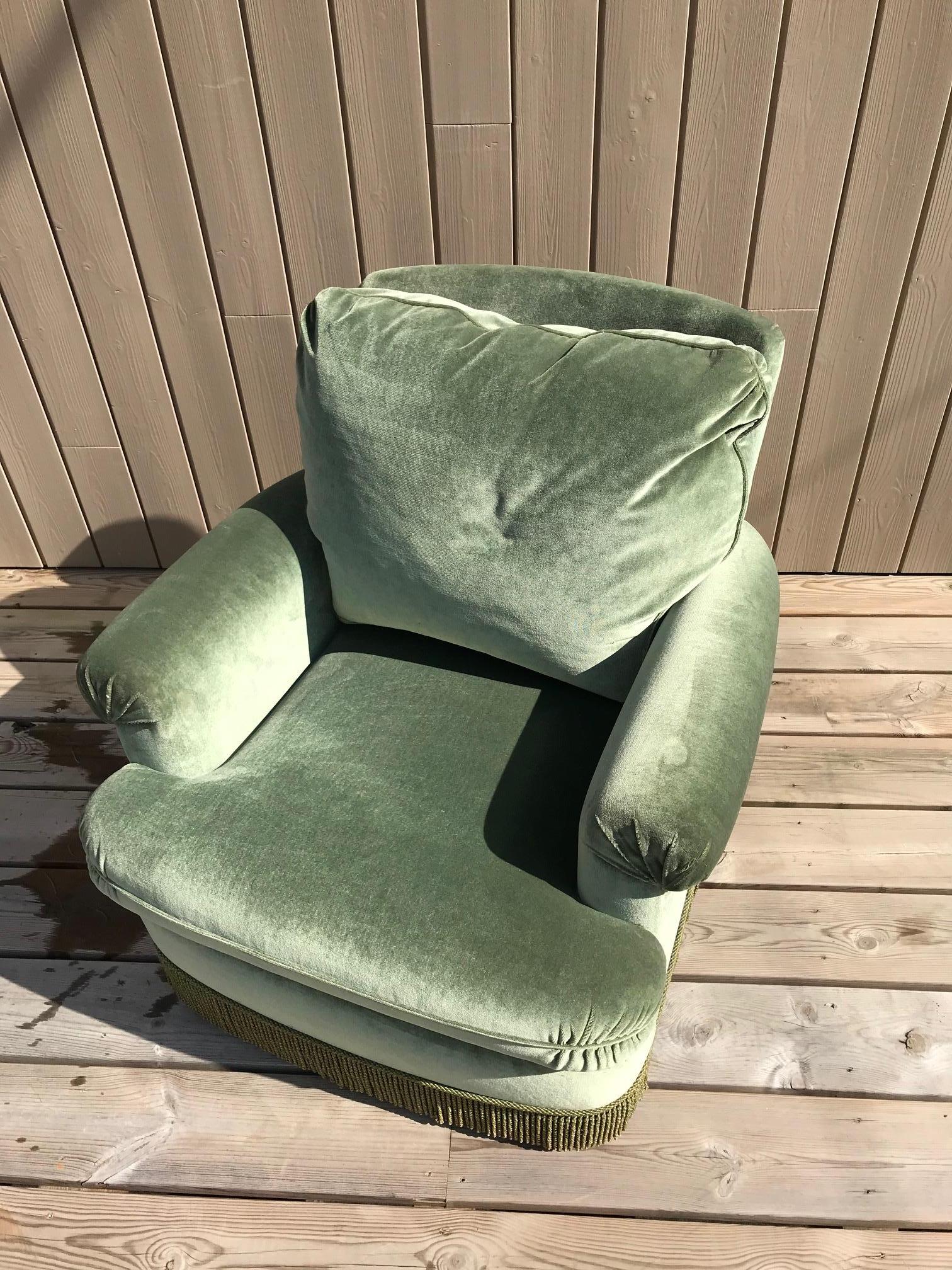 20th Century French Green Velvet Comfortable Armchair, 1950s In Good Condition In LEGNY, FR
