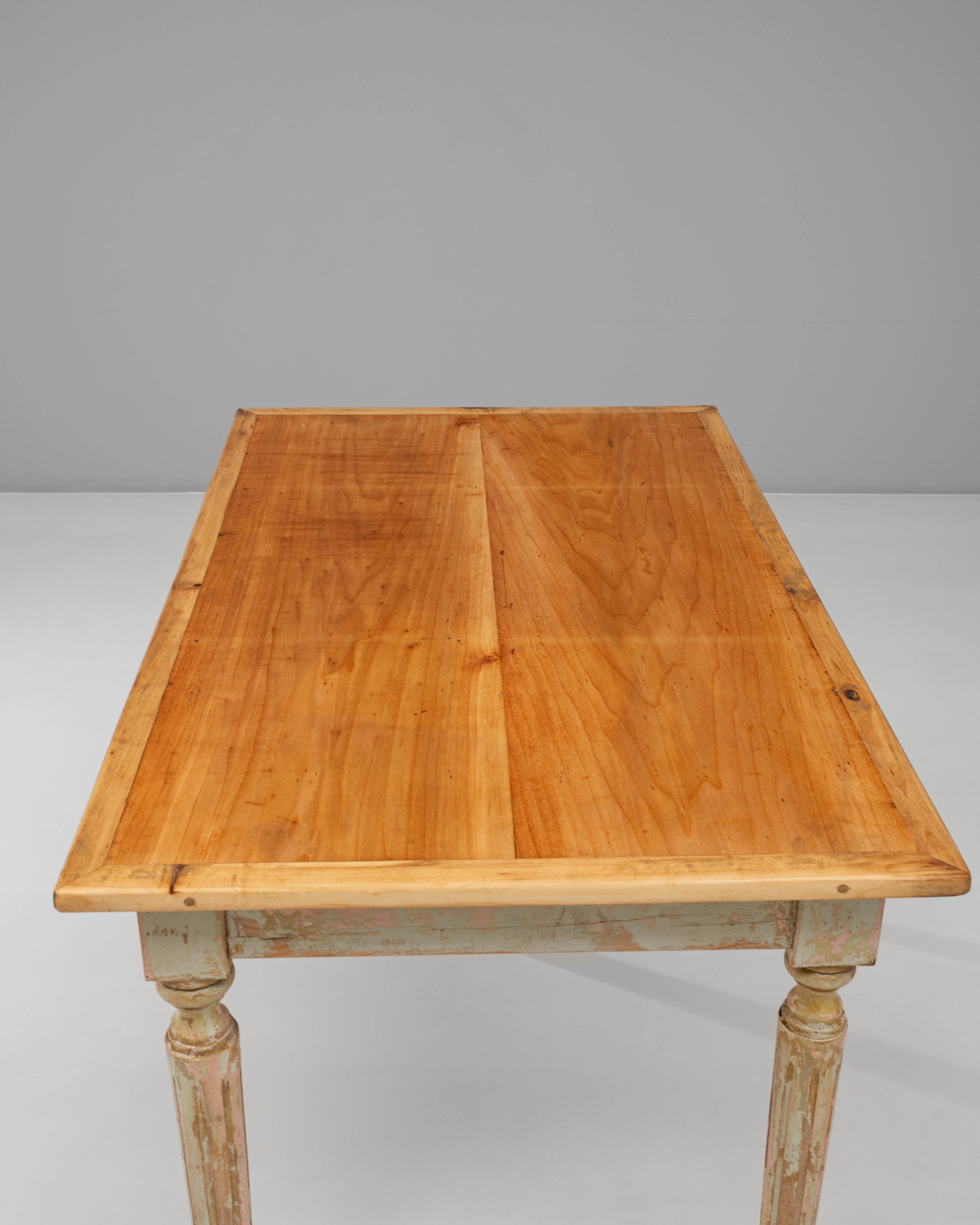 Table d'appoint en bois patiné de style gustavien français du 20e siècle en vente 2