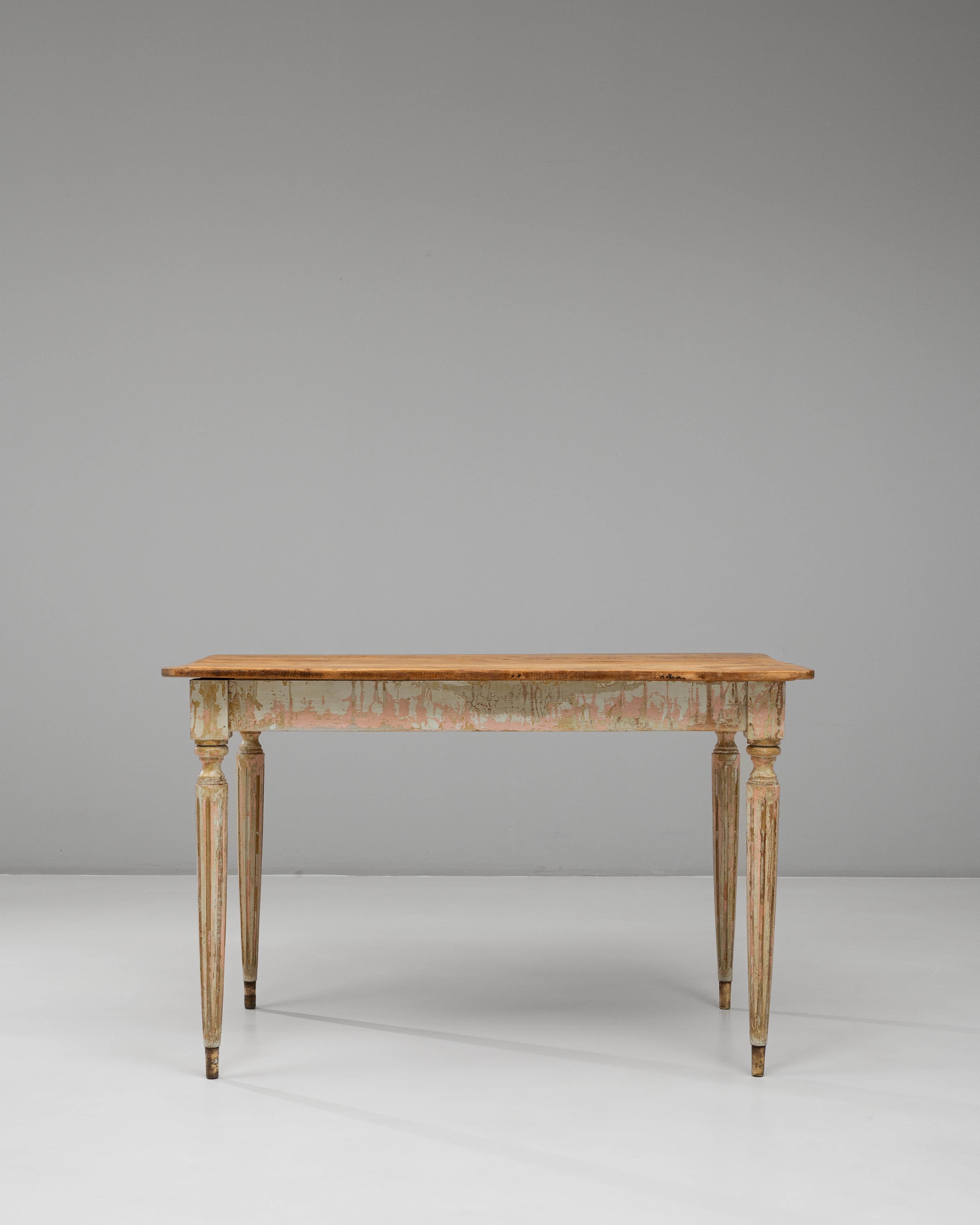 Cette table d'appoint en bois patiné de style gustavien français du XXe siècle reflète la douce élégance et la retenue classique caractéristiques de l'esthétique gustavienne. Ses pieds fuselés et cannelés et son tablier épuré rappellent les