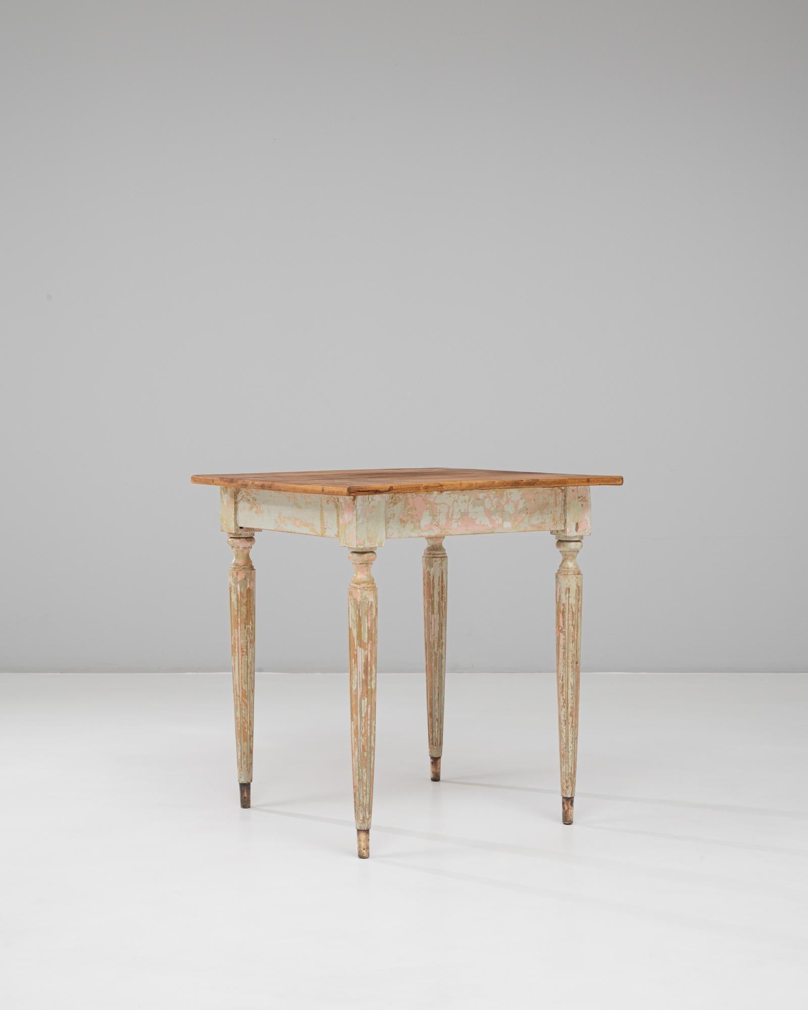 Français Table d'appoint en bois patiné de style gustavien français du 20e siècle en vente