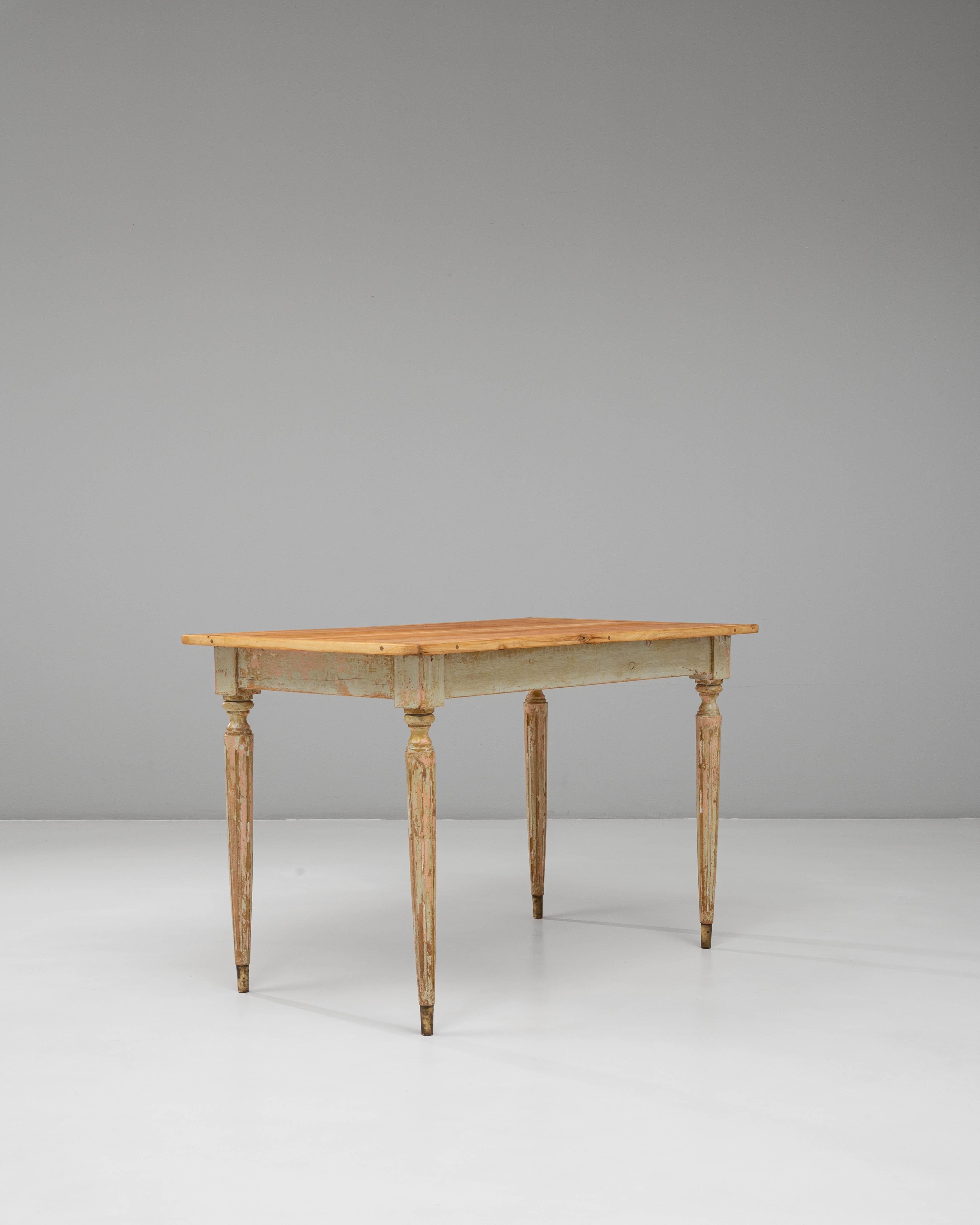 Français Table d'appoint en bois patiné de style gustavien français du 20e siècle en vente