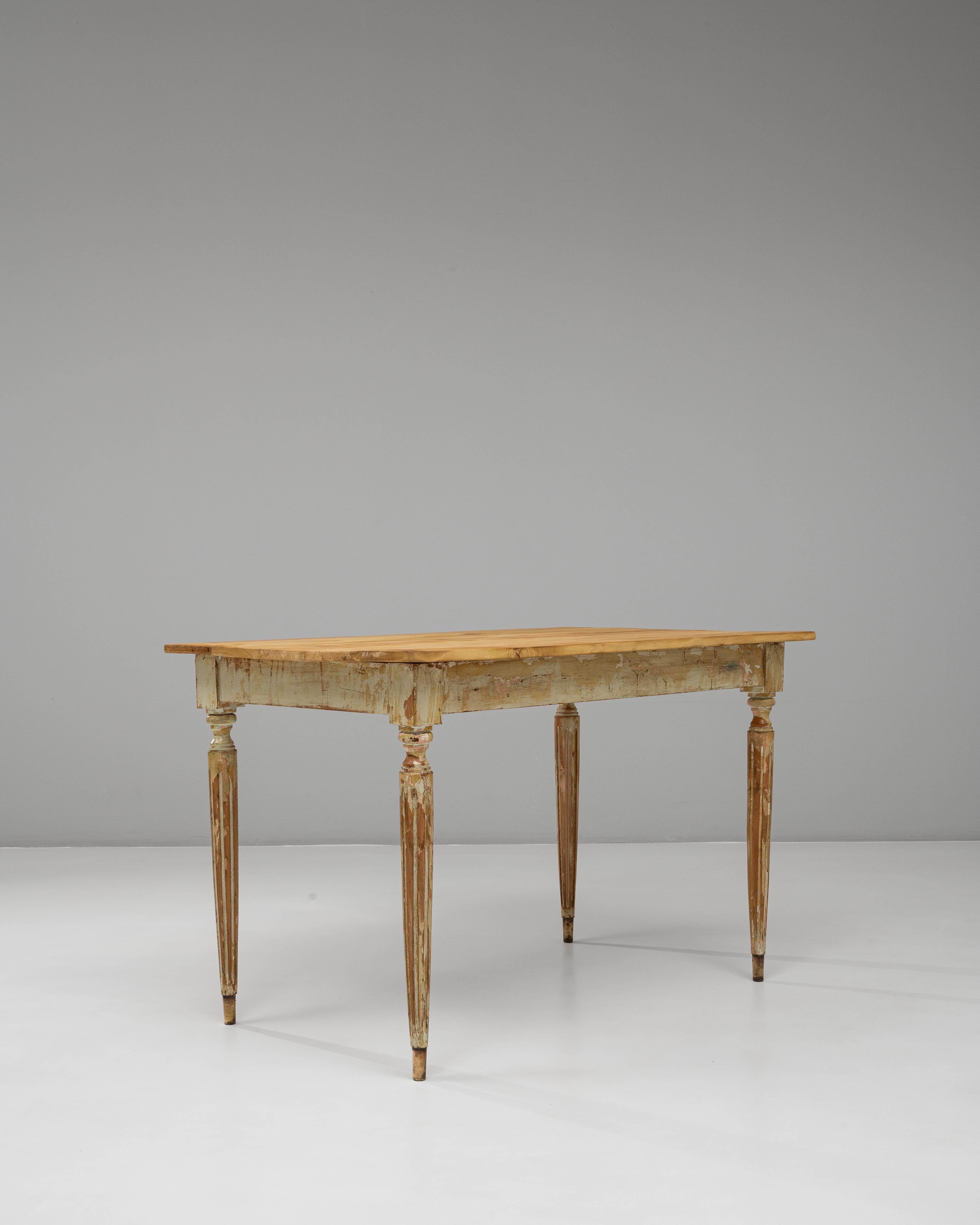 Français Table d'appoint en bois patiné de style gustavien français du 20e siècle en vente