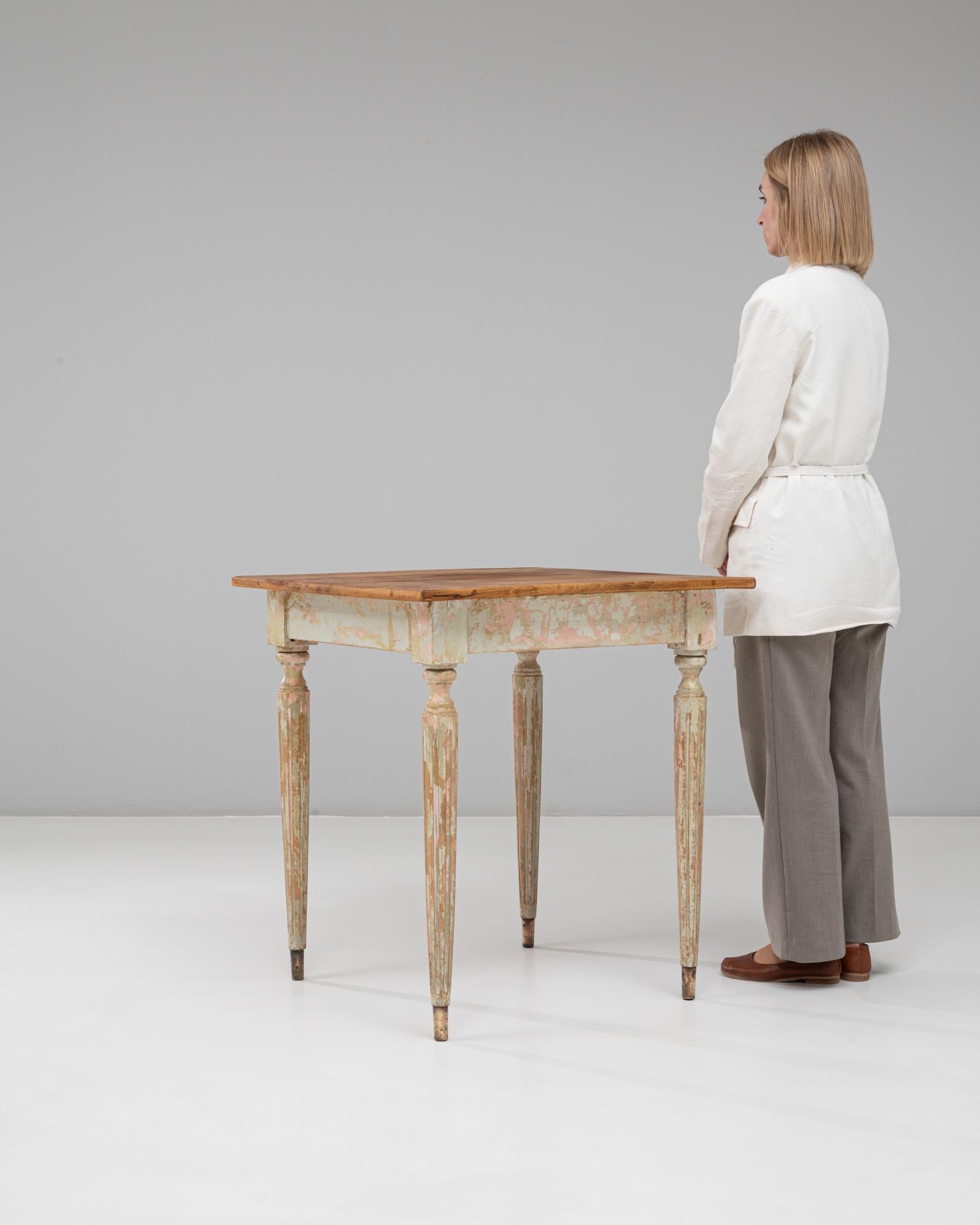 Patiné Table d'appoint en bois patiné de style gustavien français du 20e siècle en vente