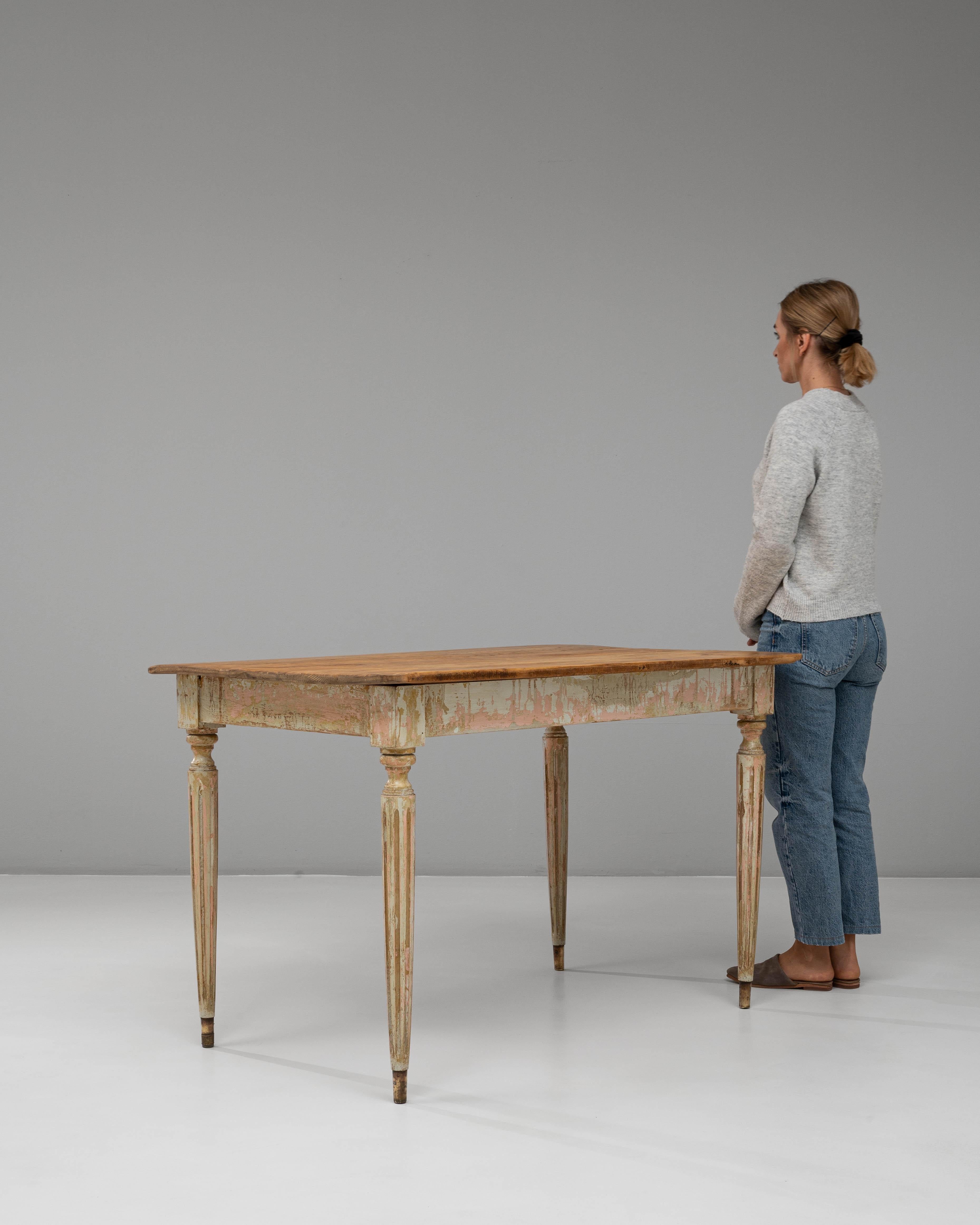 Patiné Table d'appoint en bois patiné de style gustavien français du 20e siècle en vente