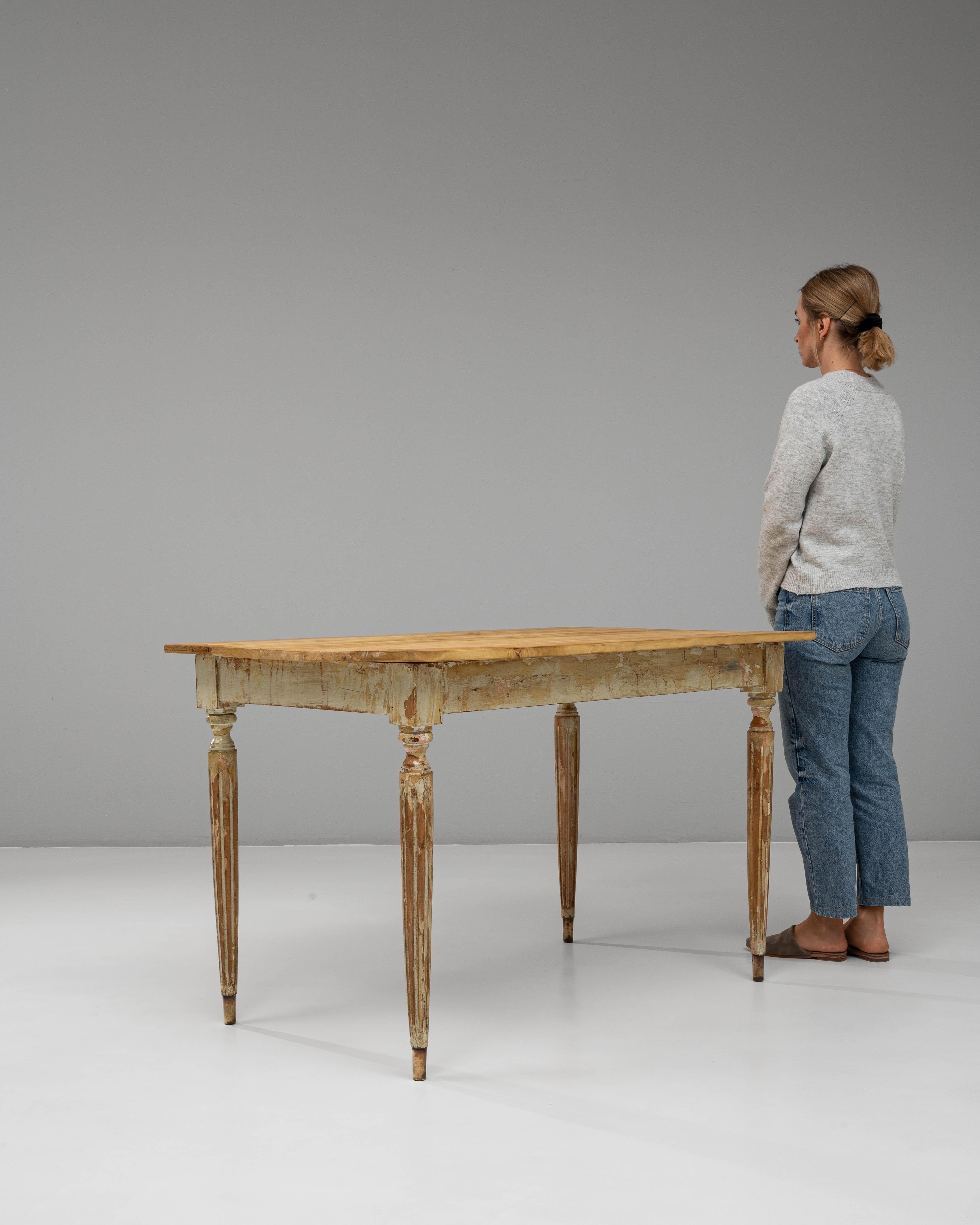 Patiné Table d'appoint en bois patiné de style gustavien français du 20e siècle en vente