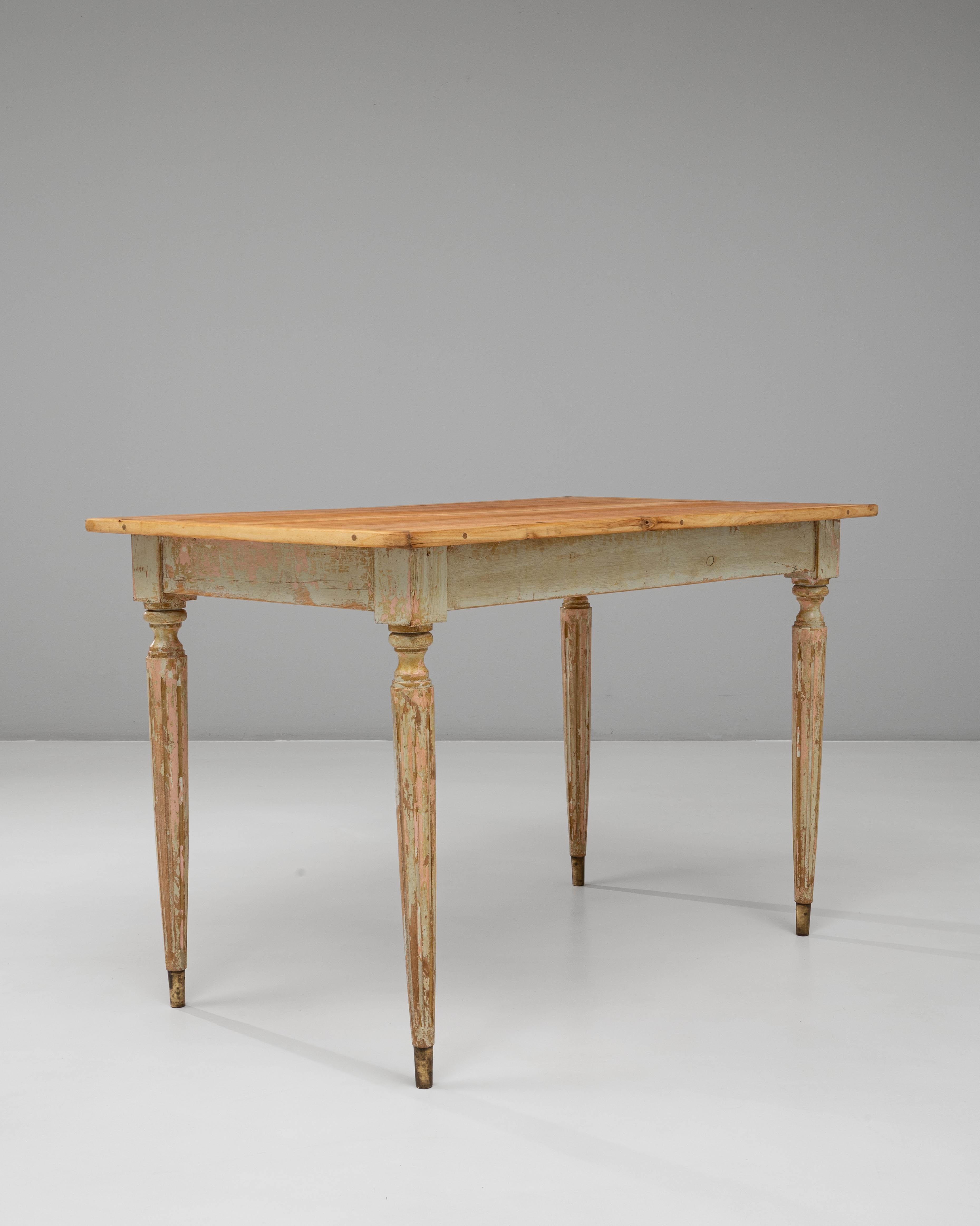 Table d'appoint en bois patiné de style gustavien français du 20e siècle Bon état - En vente à High Point, NC