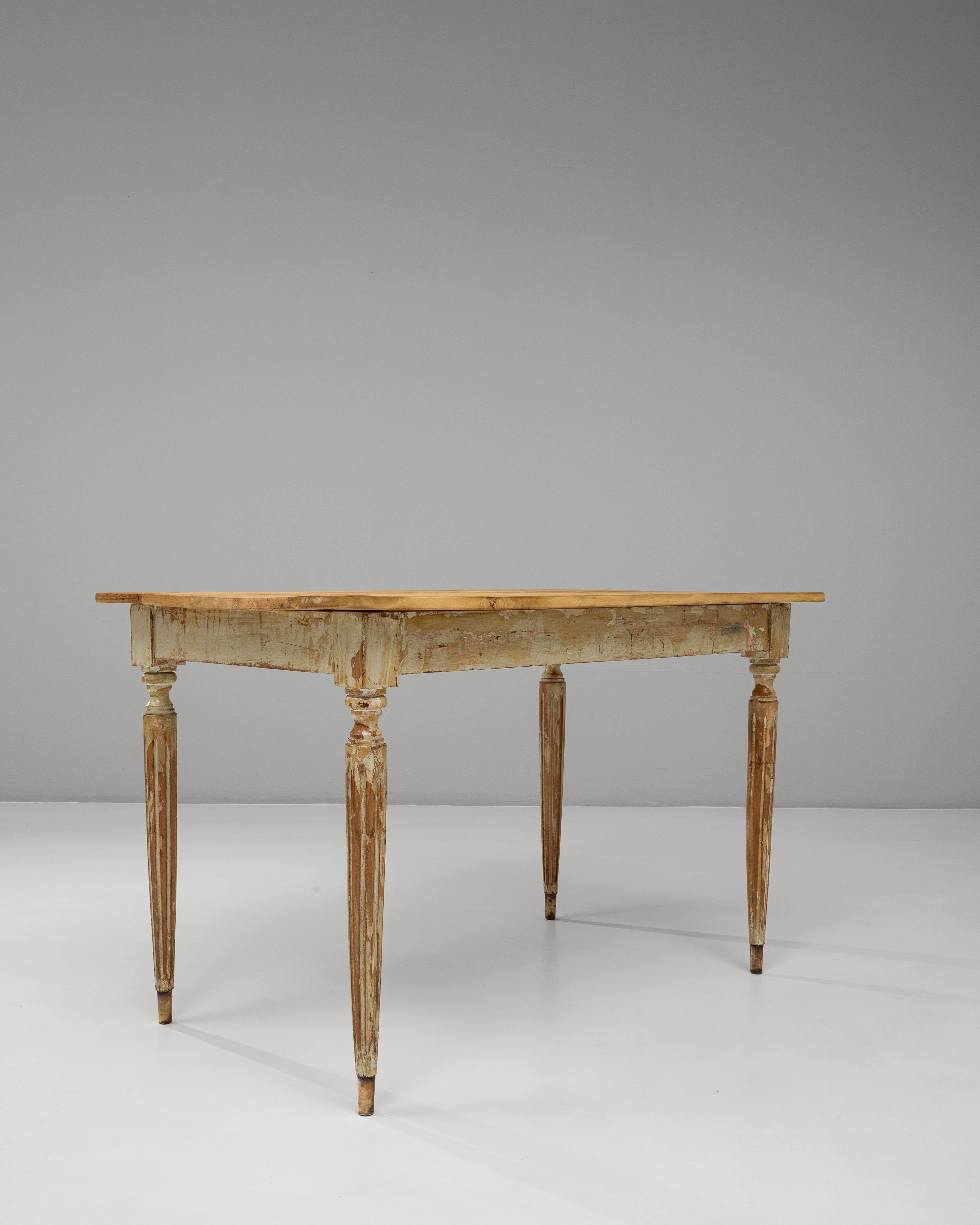 Table d'appoint en bois patiné de style gustavien français du 20e siècle Bon état - En vente à High Point, NC