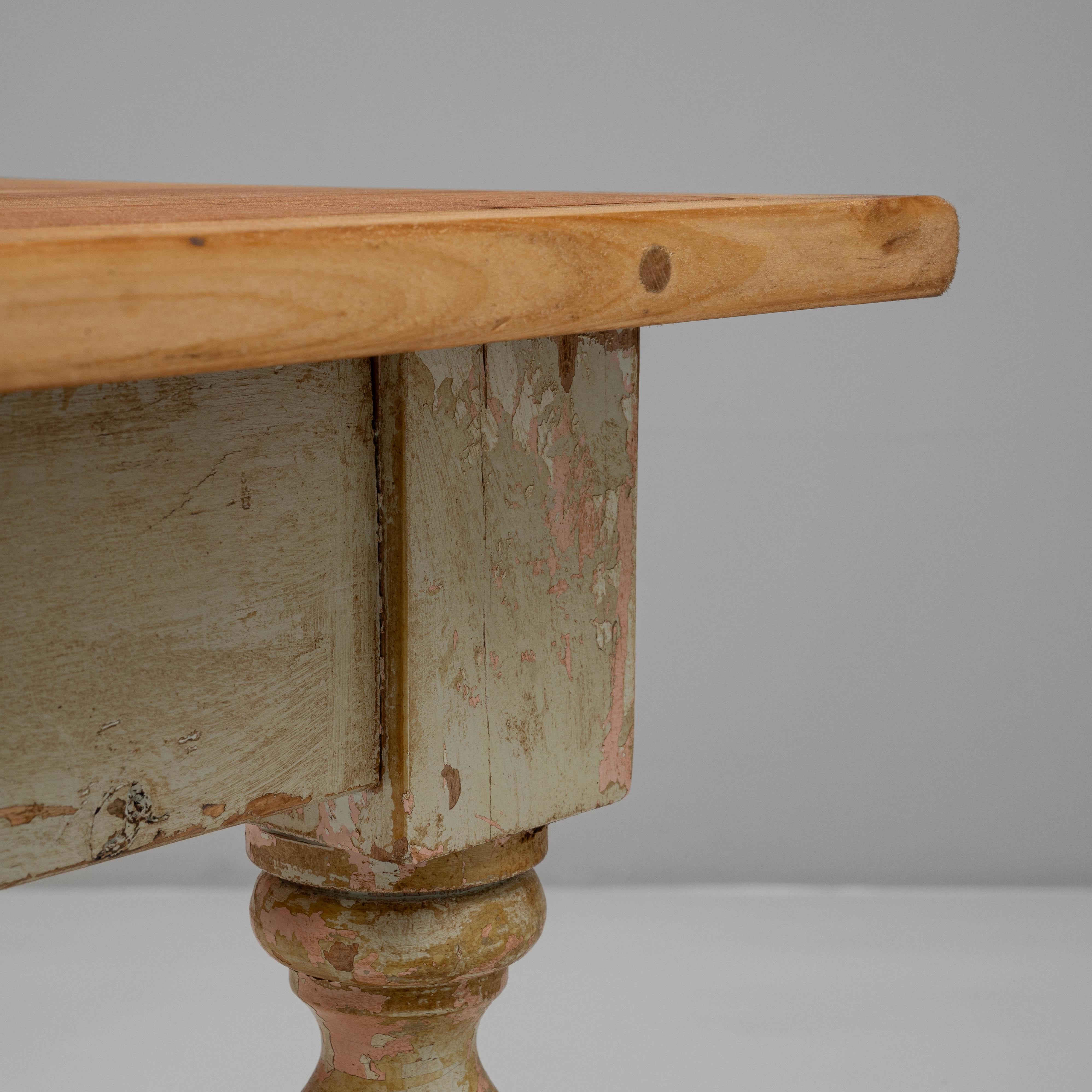 Bois Table d'appoint en bois patiné de style gustavien français du 20e siècle en vente
