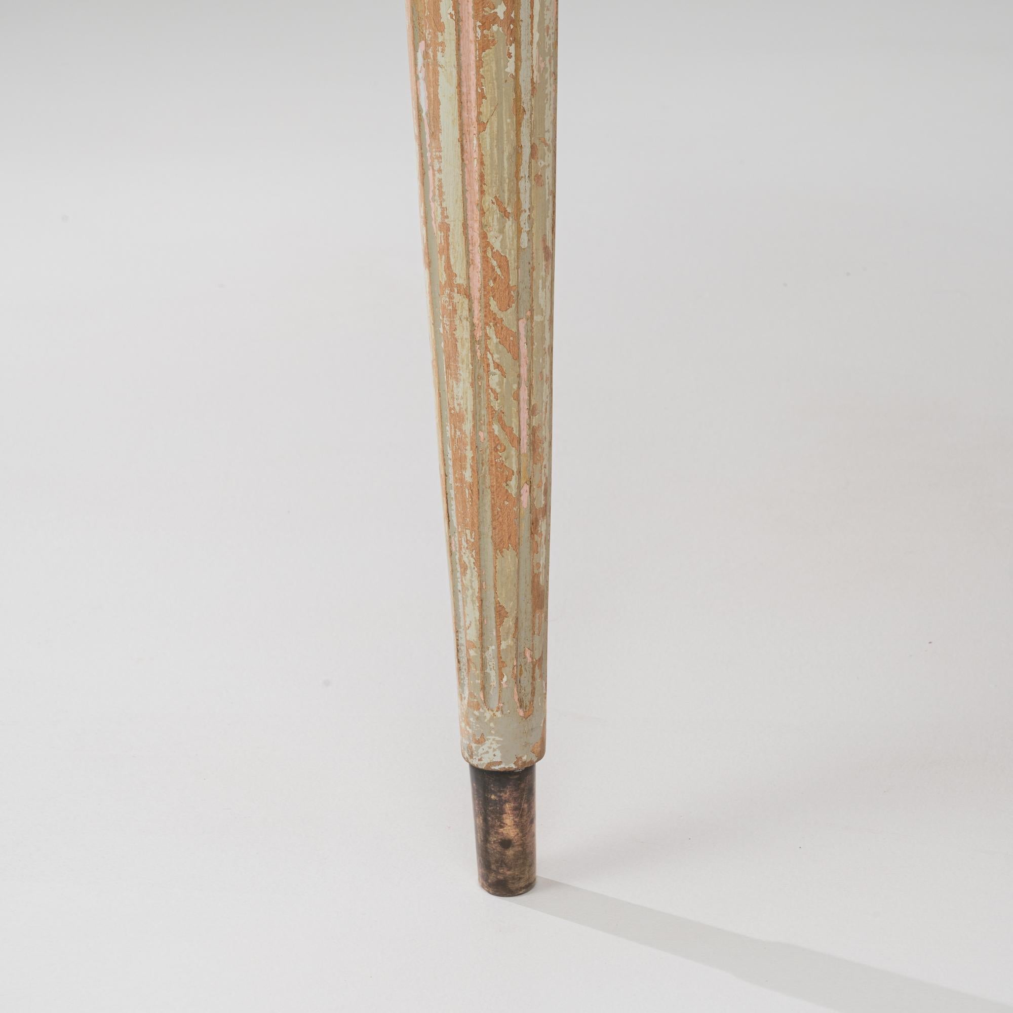 Table d'appoint en bois patiné de style gustavien français du 20e siècle en vente 1