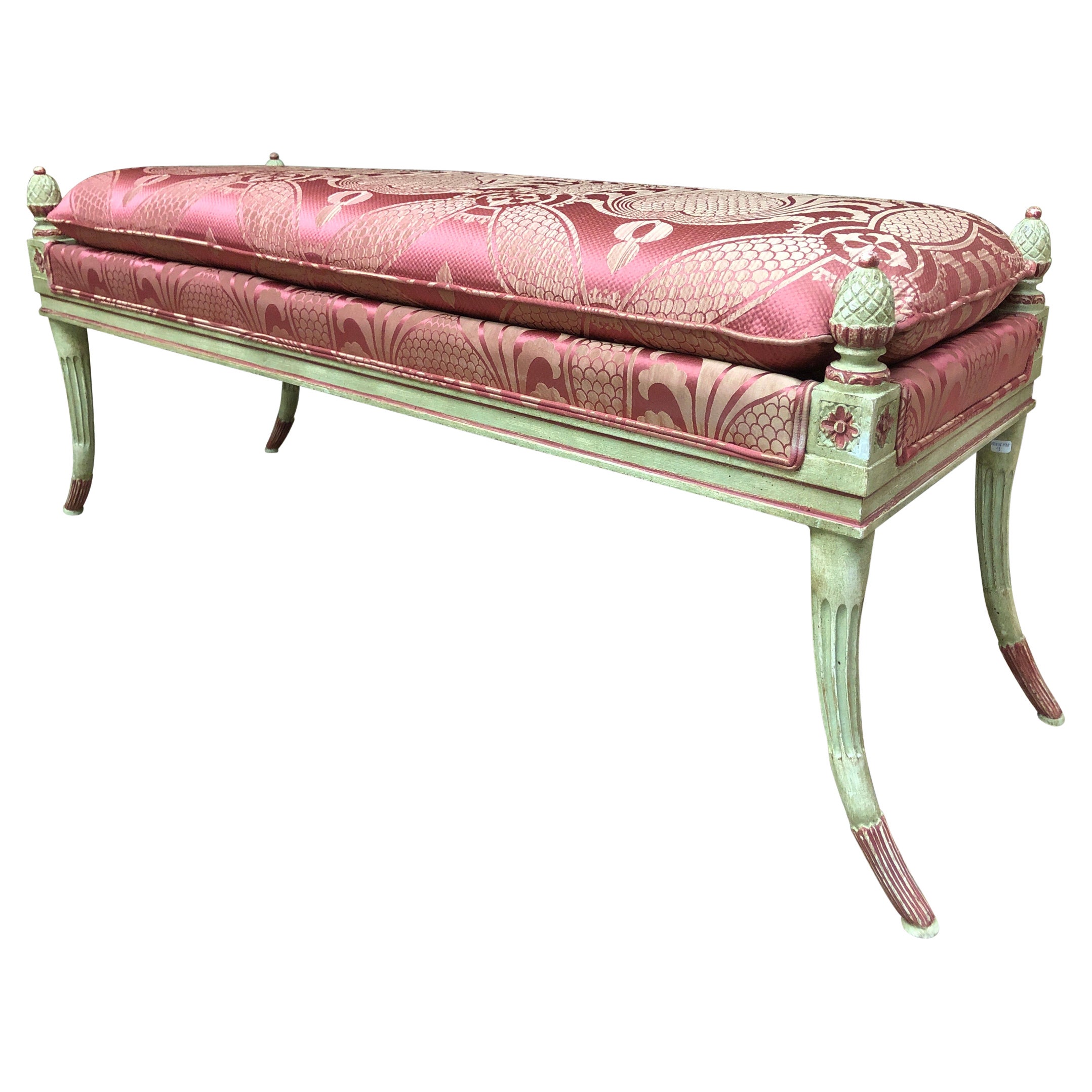 Banc français du 20ème siècle sculpté et peint à la main avec tapisserie en soie