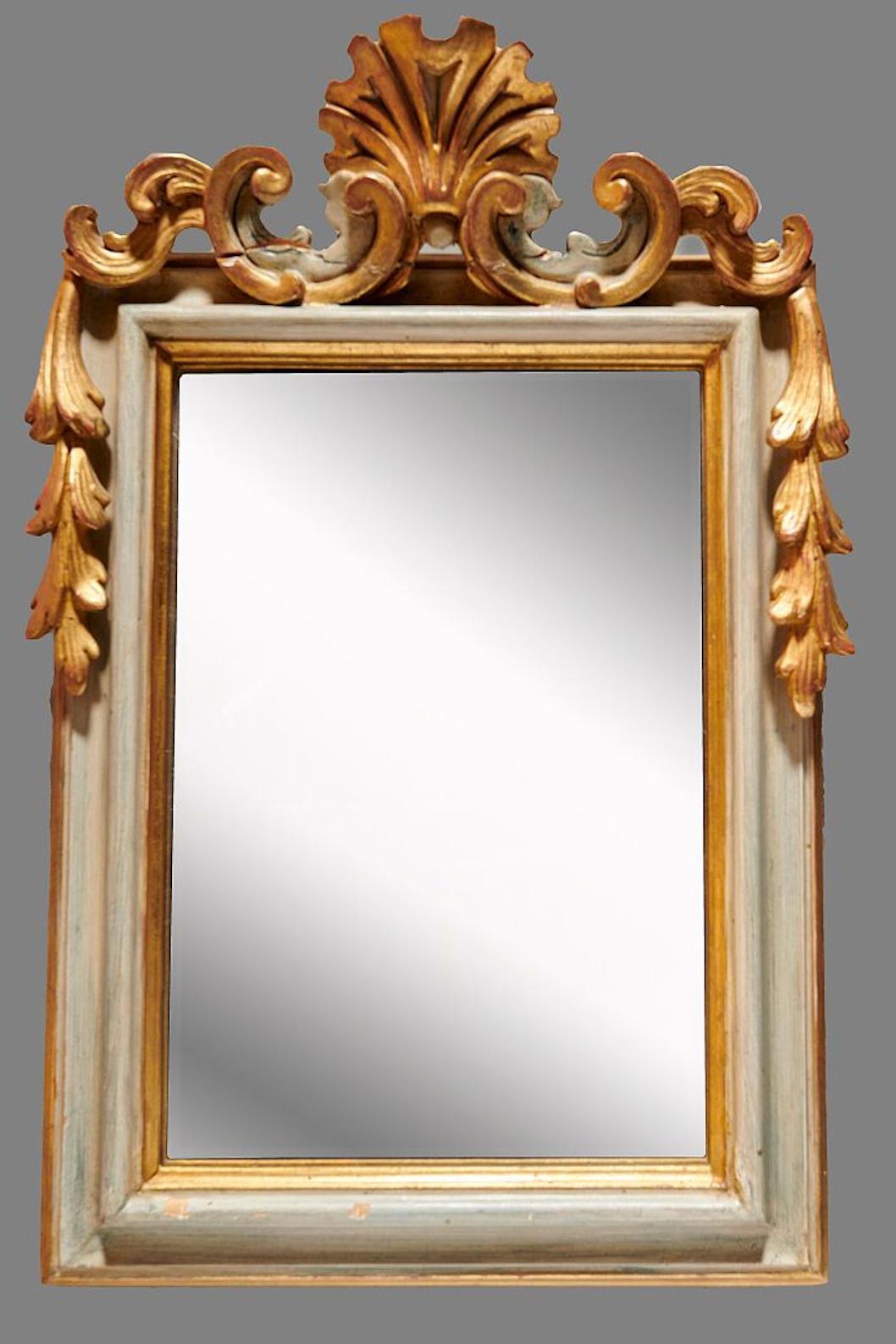 Petit miroir français en bois sculpté et peint à la main avec décorations dorées en très bon état authentique. La pièce est fabriquée dans le style Louis XV et pourrait être un accent spécial dans n'importe quel type d'intérieur classique ou