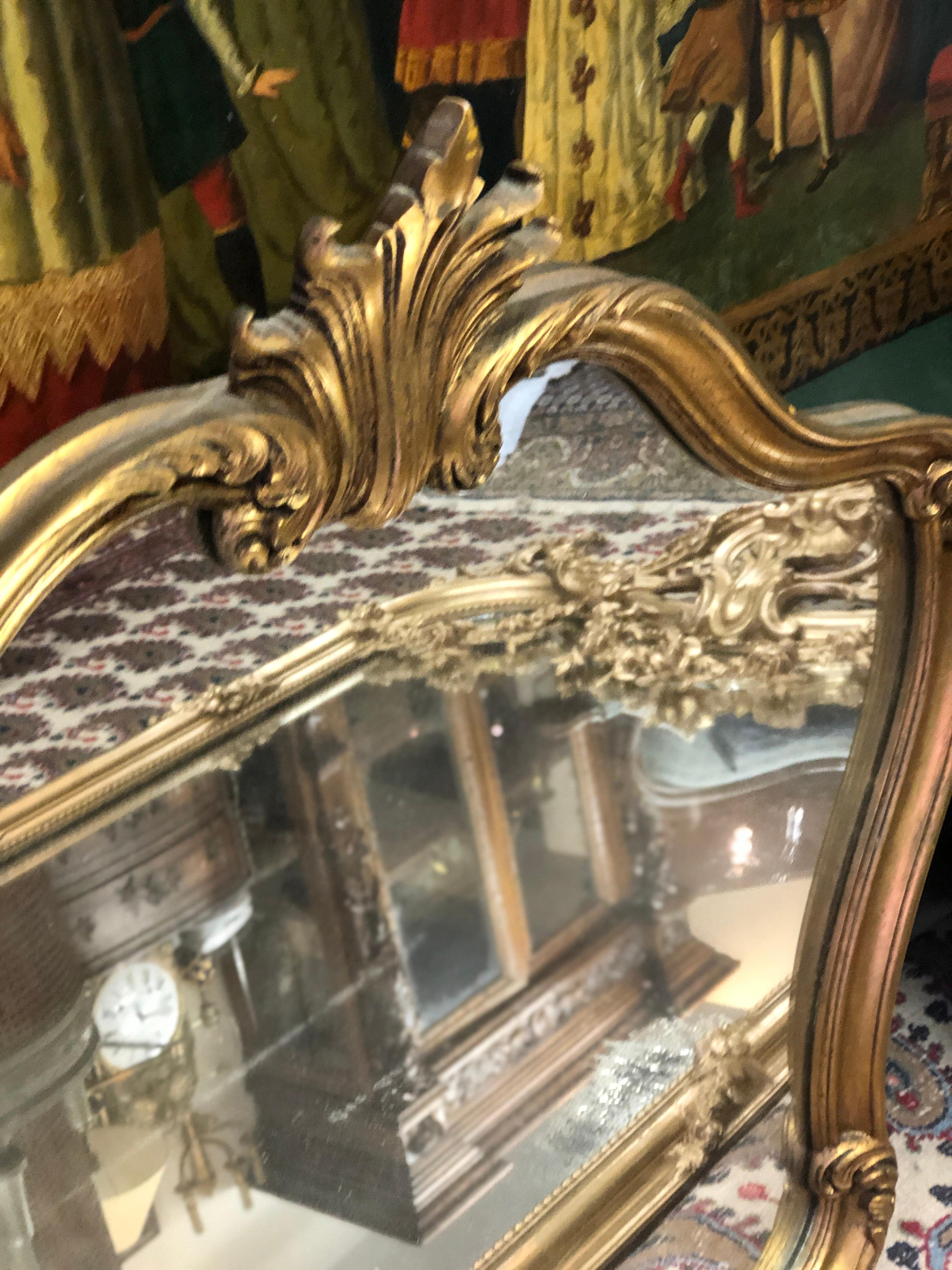 Beautiful giltwood hand carved mirror with its original glass in very elegant curved shape.
Very good condition.
France, circa 1920.