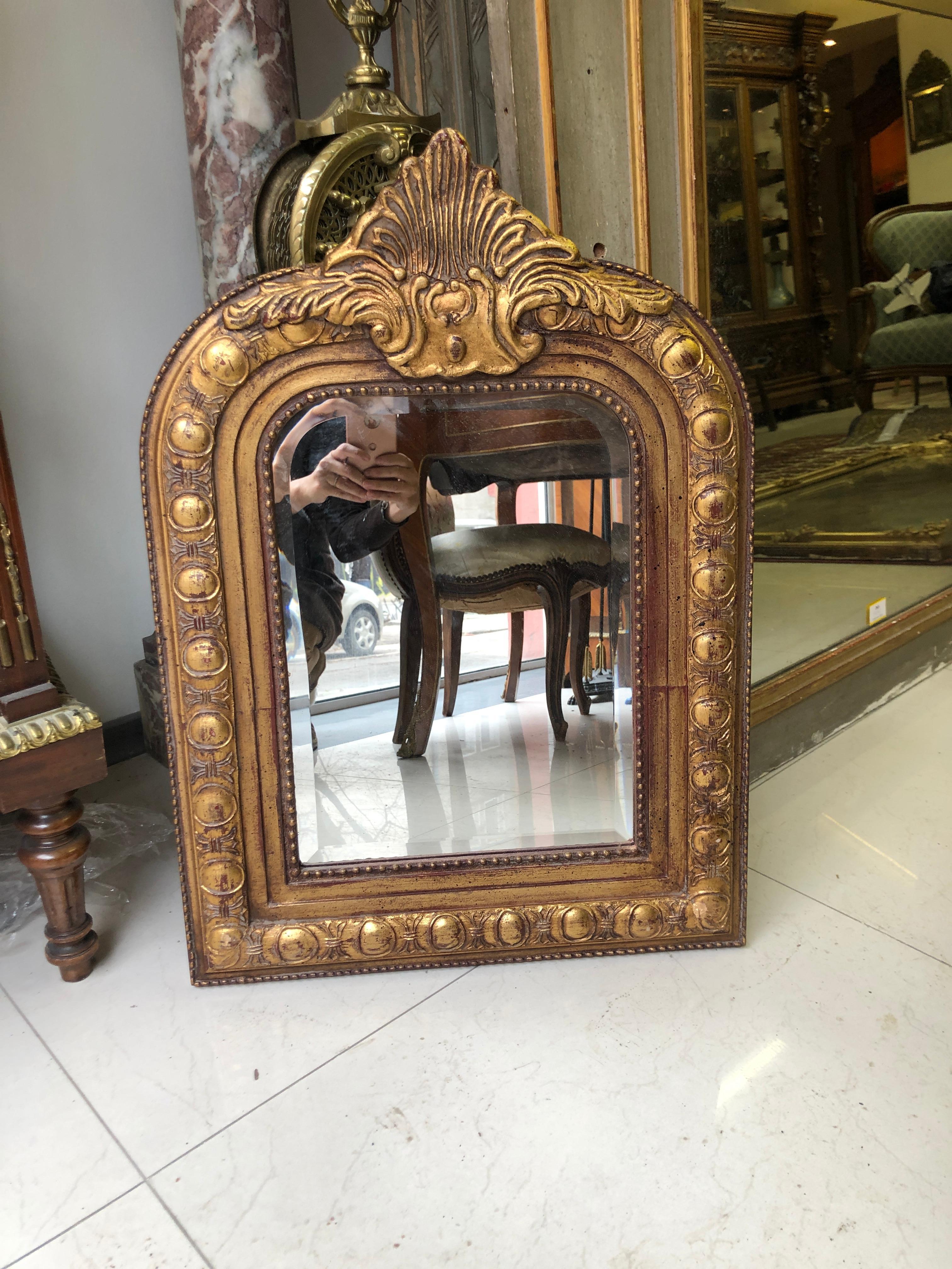Französischer handgeschnitzter Spiegel aus vergoldetem Holz im Louis-XV-Stil des 20. Jahrhunderts im Zustand „Gut“ im Angebot in Sofia, BG