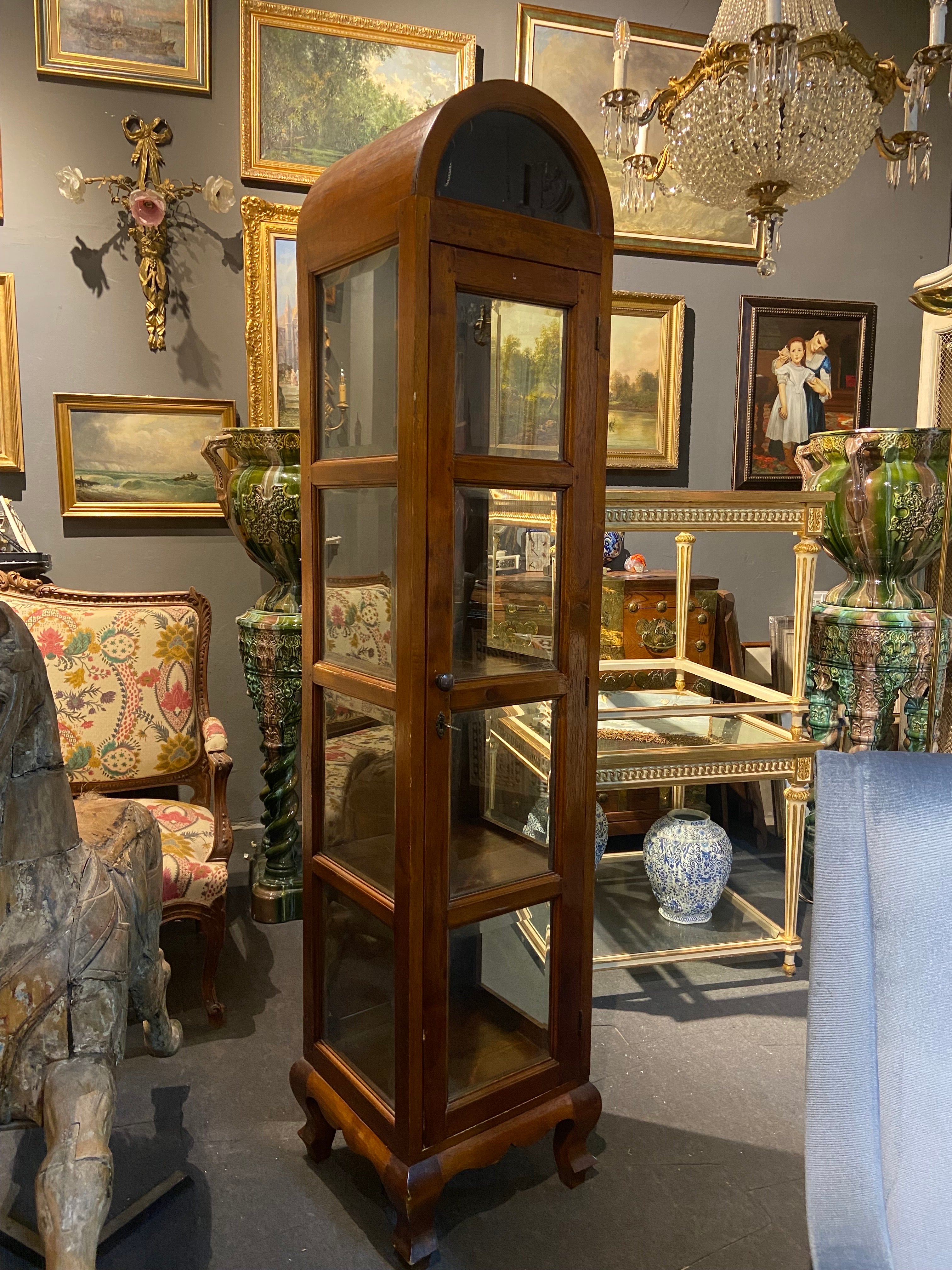 French wooden hand carved large square vitrine with an arch on the top. It has one front door with original key and is in very good condition with no restorations made. It may be used as a library or showcase for a small collection of yours.
Very