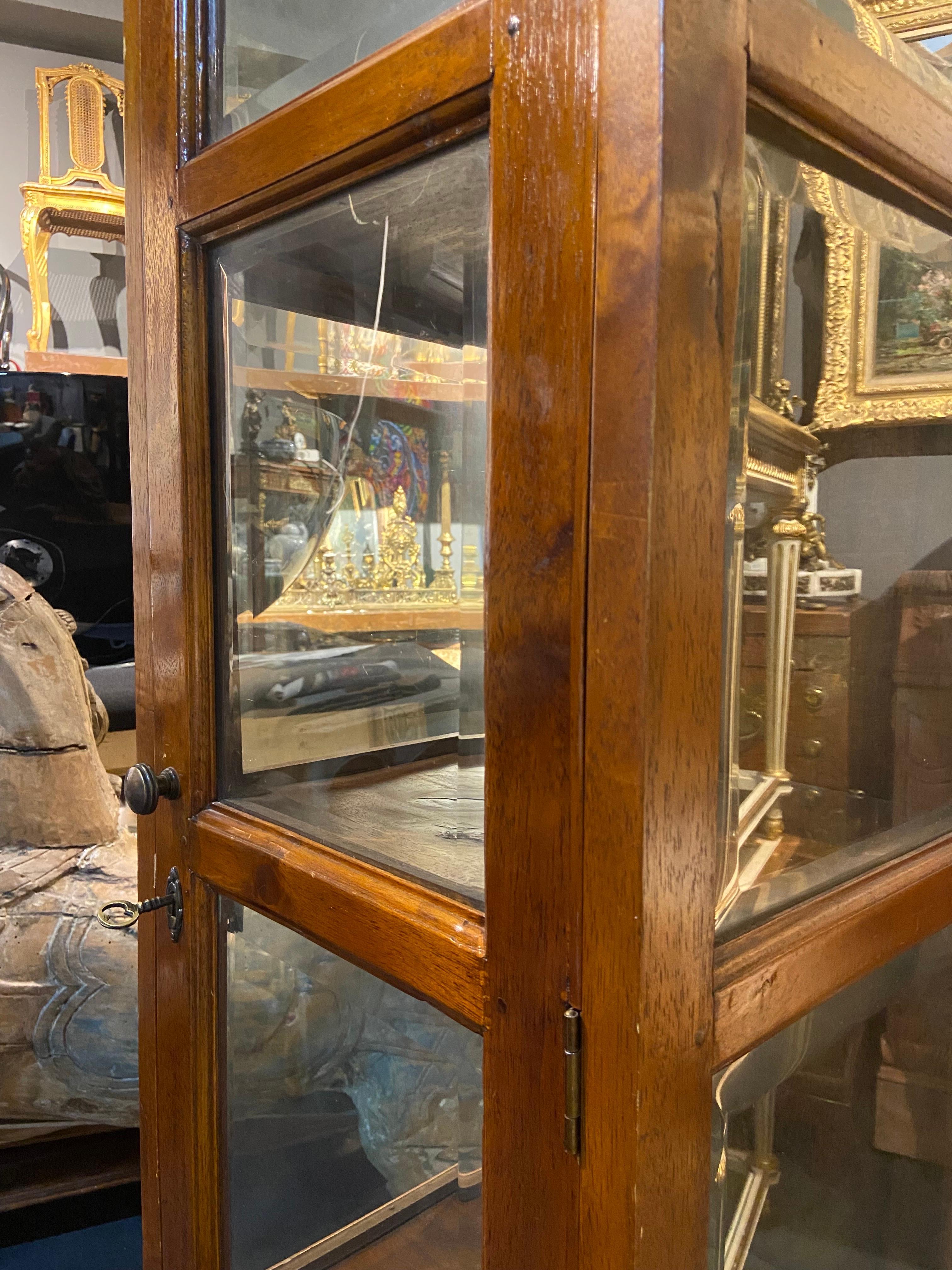 Français Grande vitrine française du 20ème siècle sculptée à la main avec un arc au sommet en vente