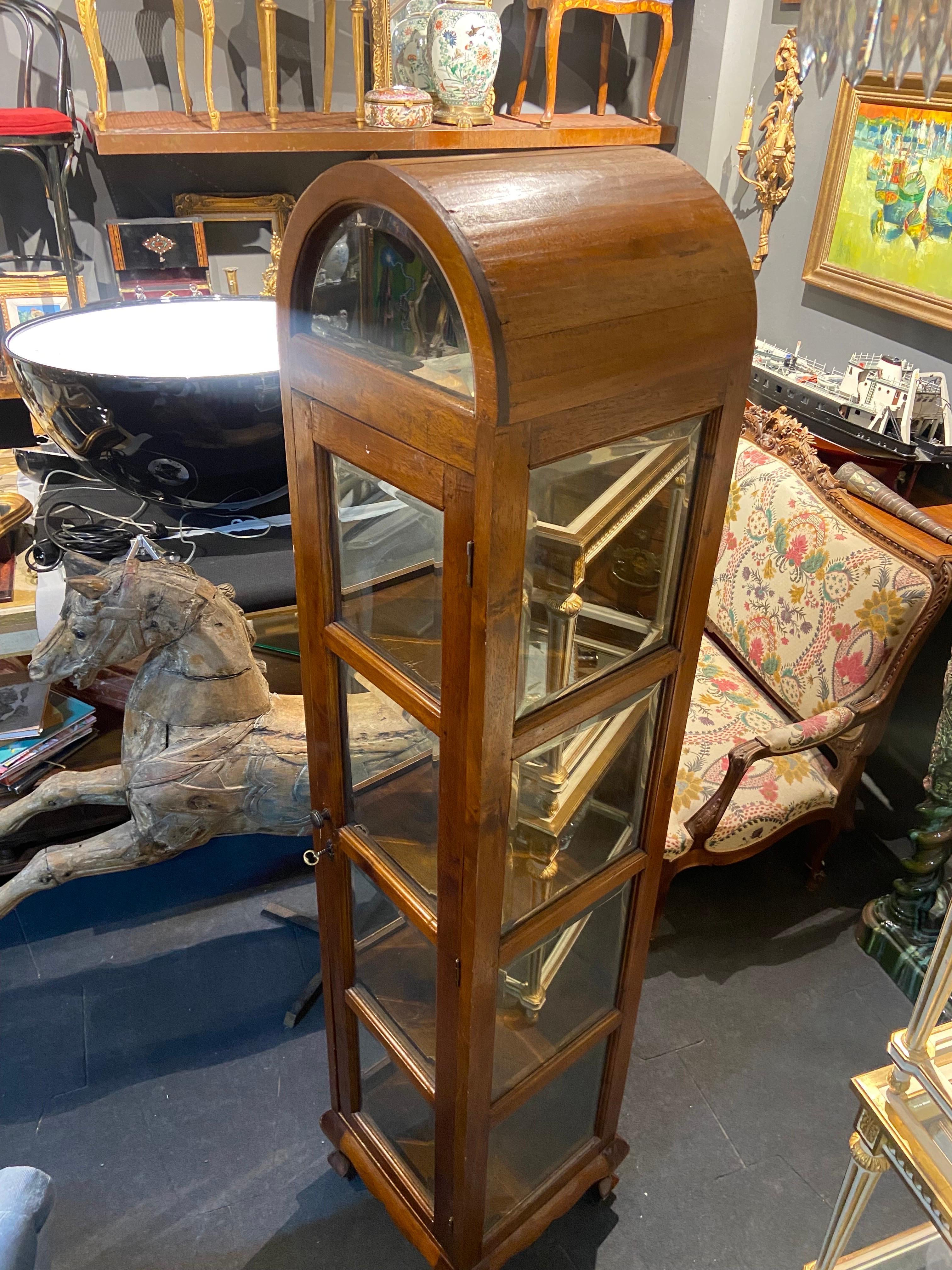 20th Century French Hand Carved Large Vitrine with an Arch at the Top In Good Condition For Sale In Sofia, BG