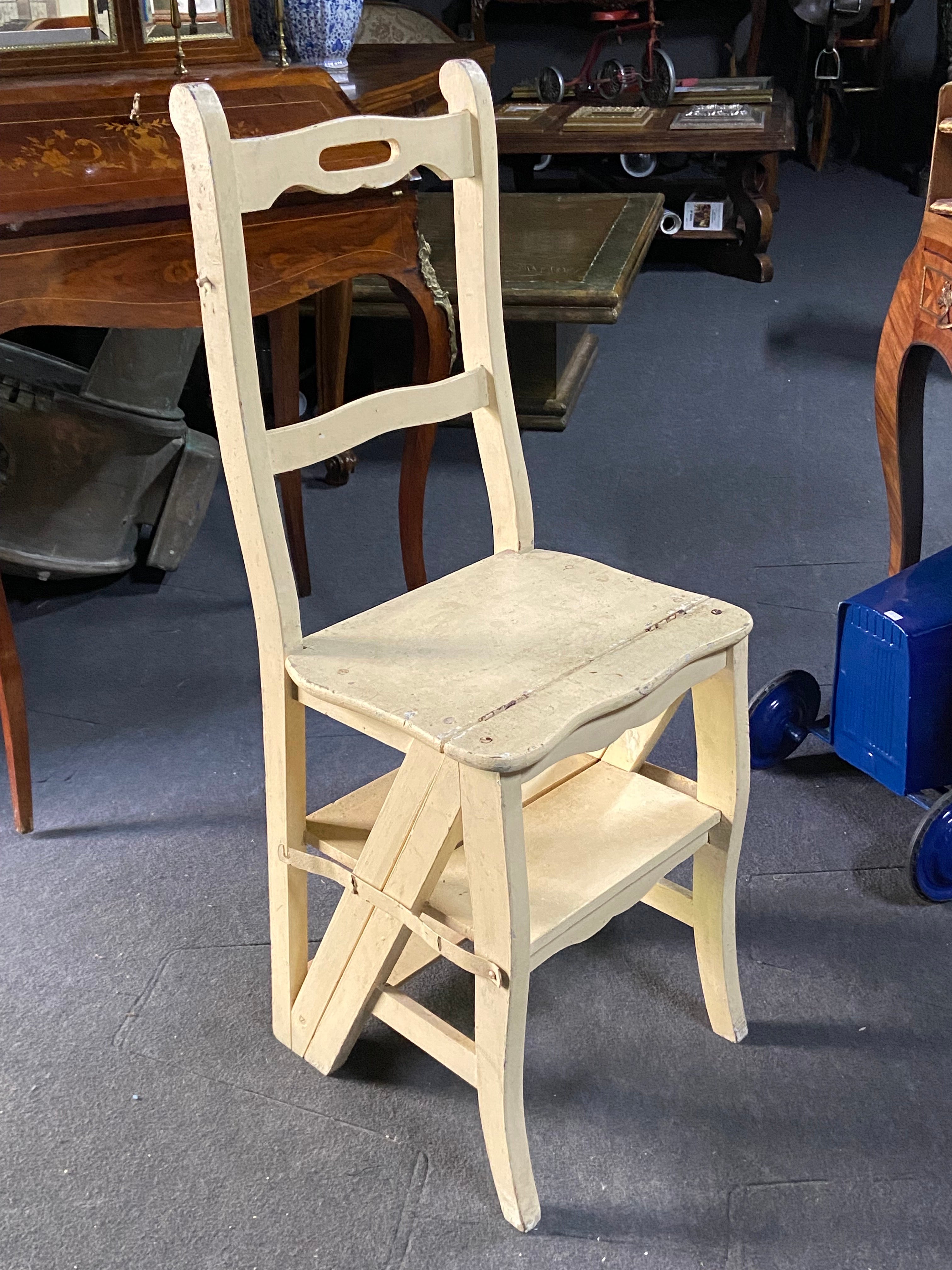 Fabriquée au début du 20e siècle en France, cette ancienne chaise à échelle peinte à la main en beige est fonctionnelle comme siège ou comme échelle de bibliothèque et de cuisine. La chaise se transforme facilement en échelle à quatre marches et