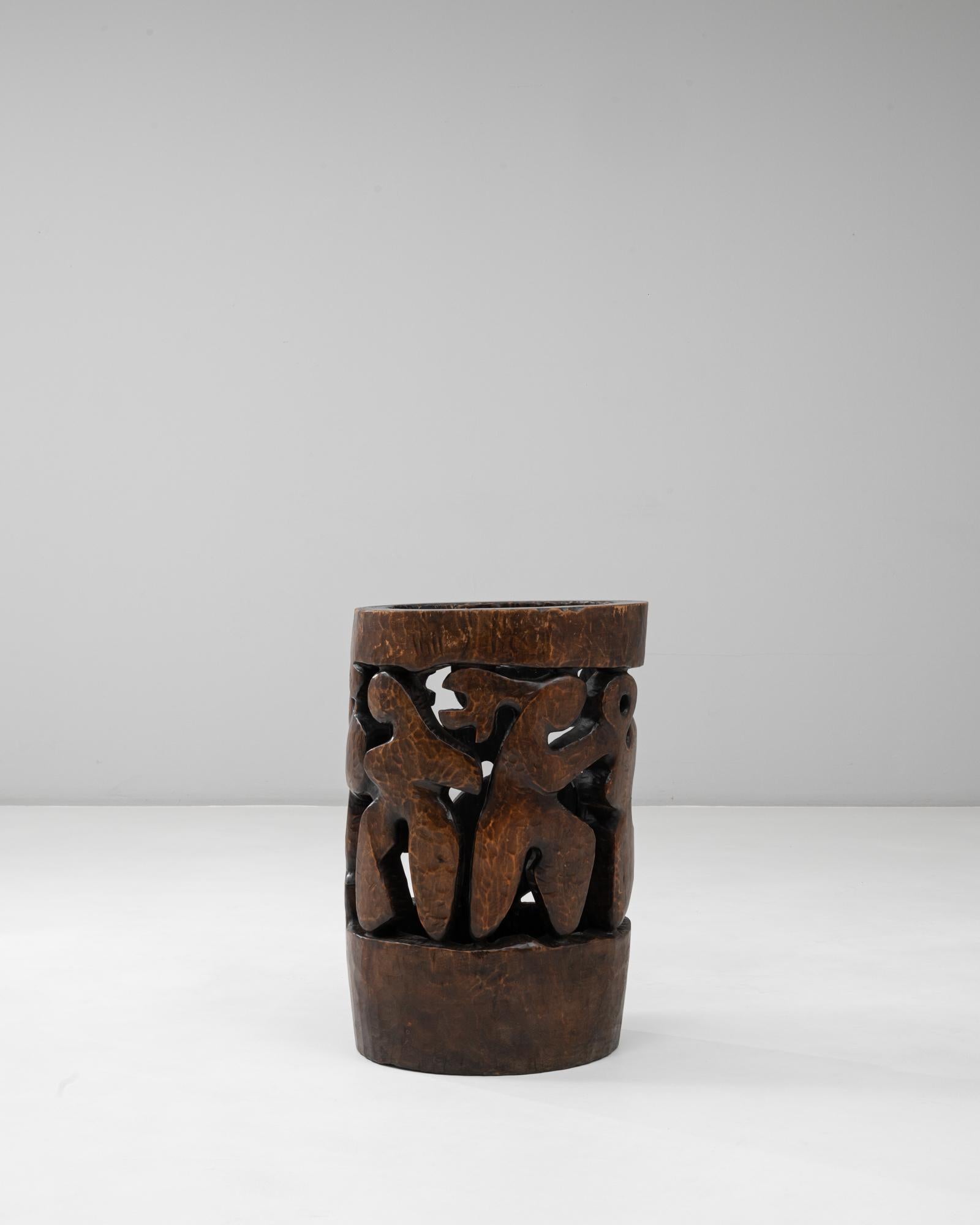 Ce navire français en bois du 20e siècle présente un travail artisanal complexe, sculpté à la main, influencé par les traditions de l'art tribal et primitif. Sculptée dans un seul bloc de bois, la pièce présente des figures organiques entrelacées