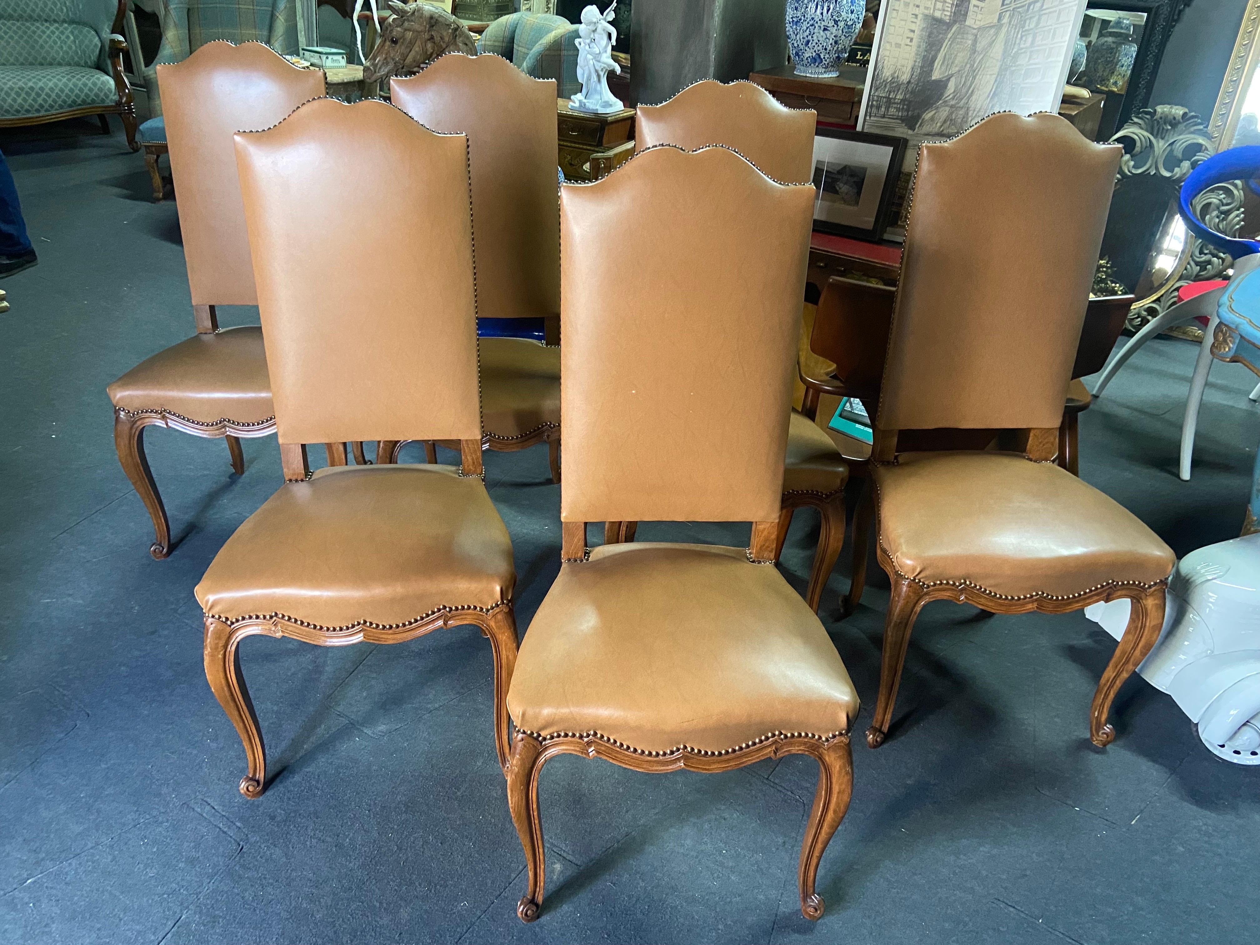 Sechs französische Esszimmerstühle im Stil von Louis XV, alle aus Nussbaumholz mit karamellfarbenem Lederbezug. Sehr hohe und bequeme Rückenlehnen. Sehr guter Zustand.
   