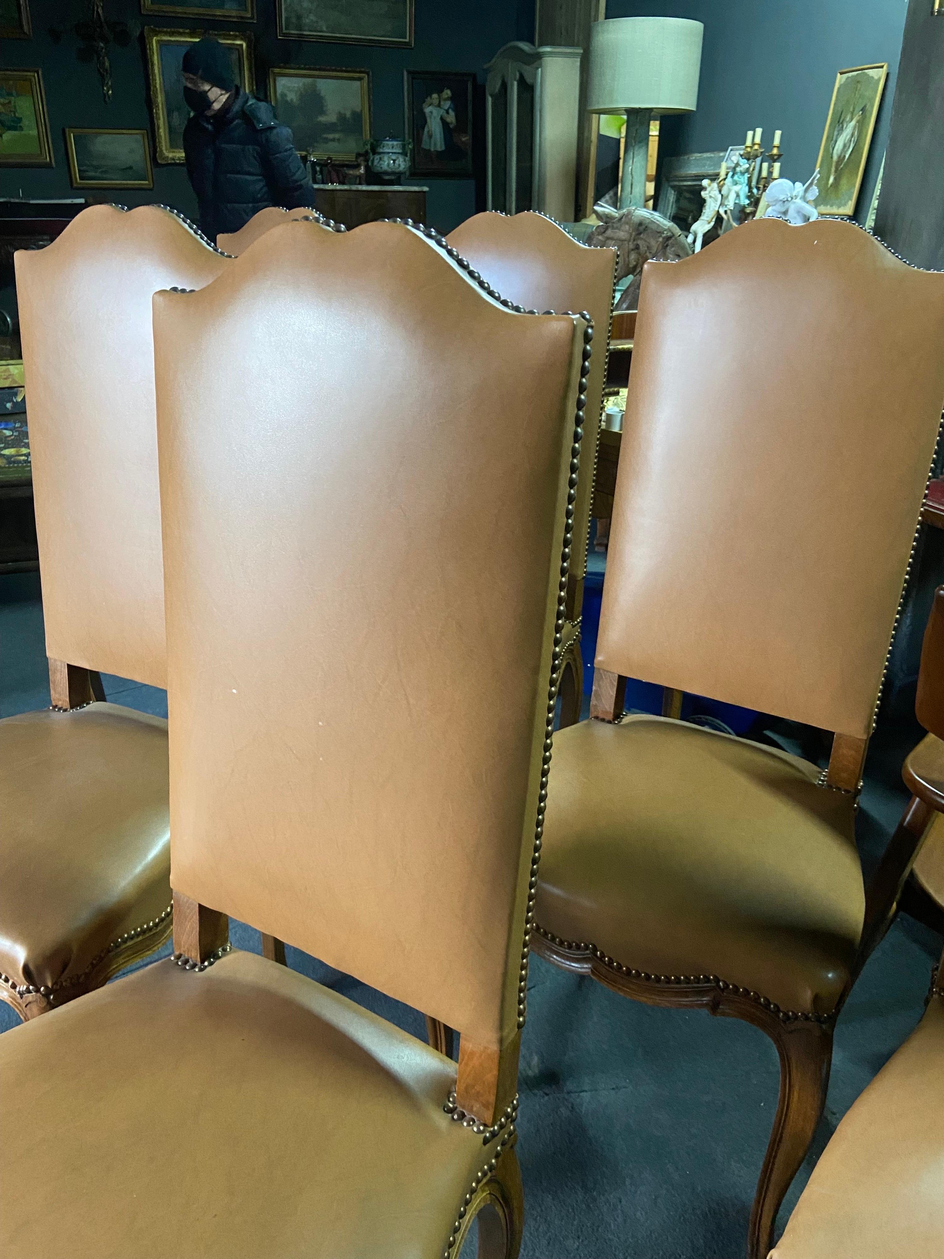 20th Century French Hand Carved Walnut Dining Chairs in the Style of Louis XV In Good Condition For Sale In Sofia, BG