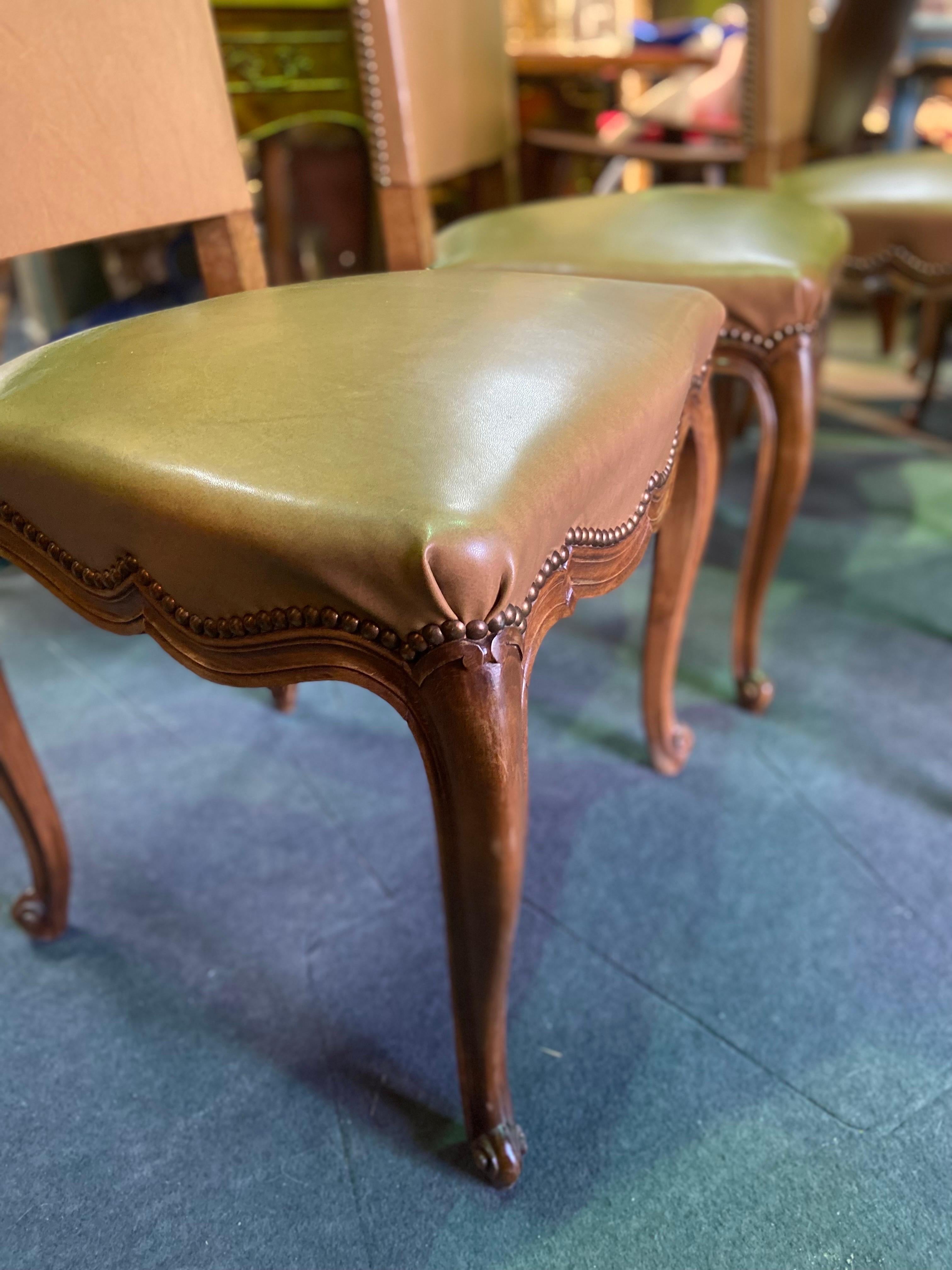 Sedie da pranzo francesi in noce intagliate a mano del XX secolo in stile Luigi XV in vendita 1