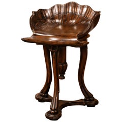 Tabouret de piano du XXe siècle en noyer sculpté à la main avec motif de coquillage