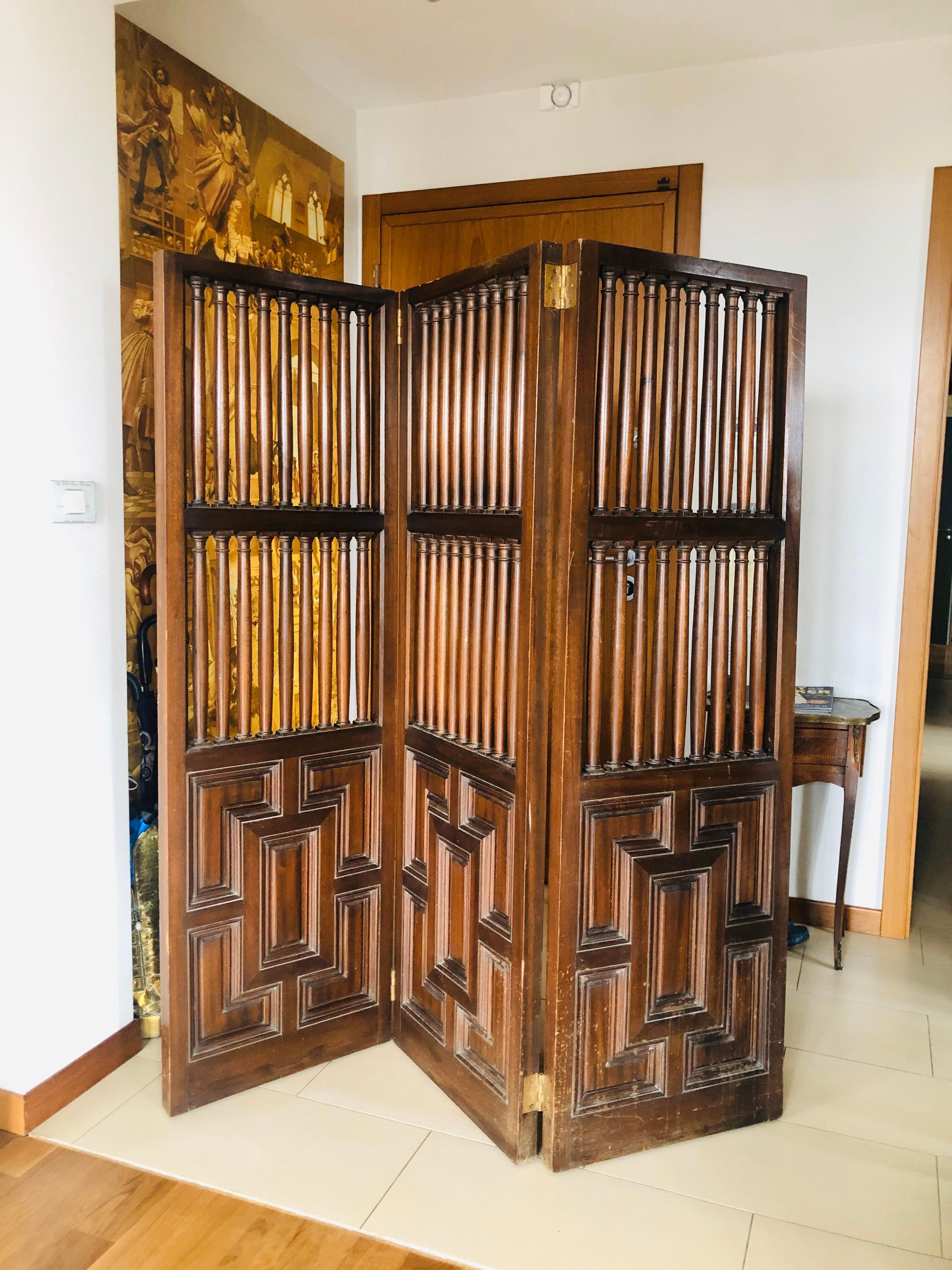 Very massive and heavy wooden folding screen with three panels each one 163 per 51 cm.
France, circa 1950.