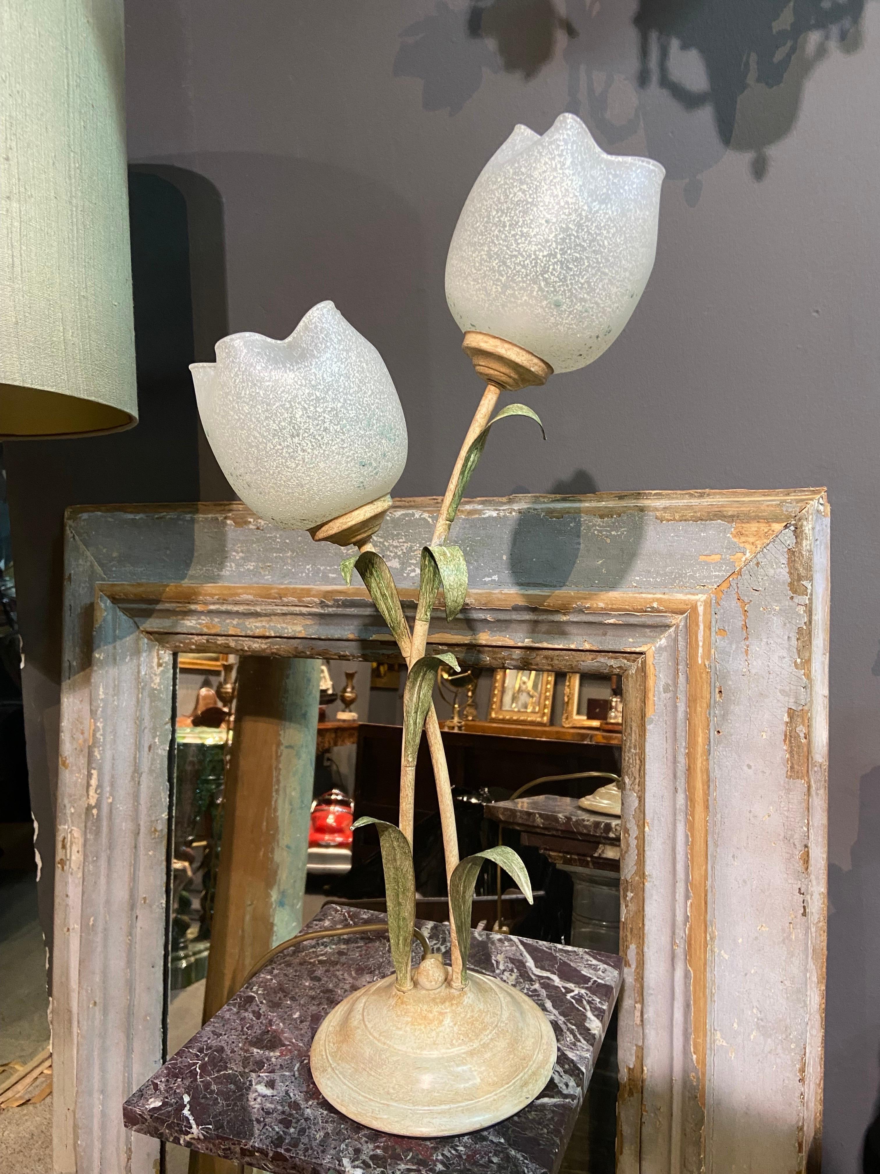 Lampe de table française du 20ème siècle fabriquée à la main avec paire de tulipes en verre Bon état - En vente à Sofia, BG