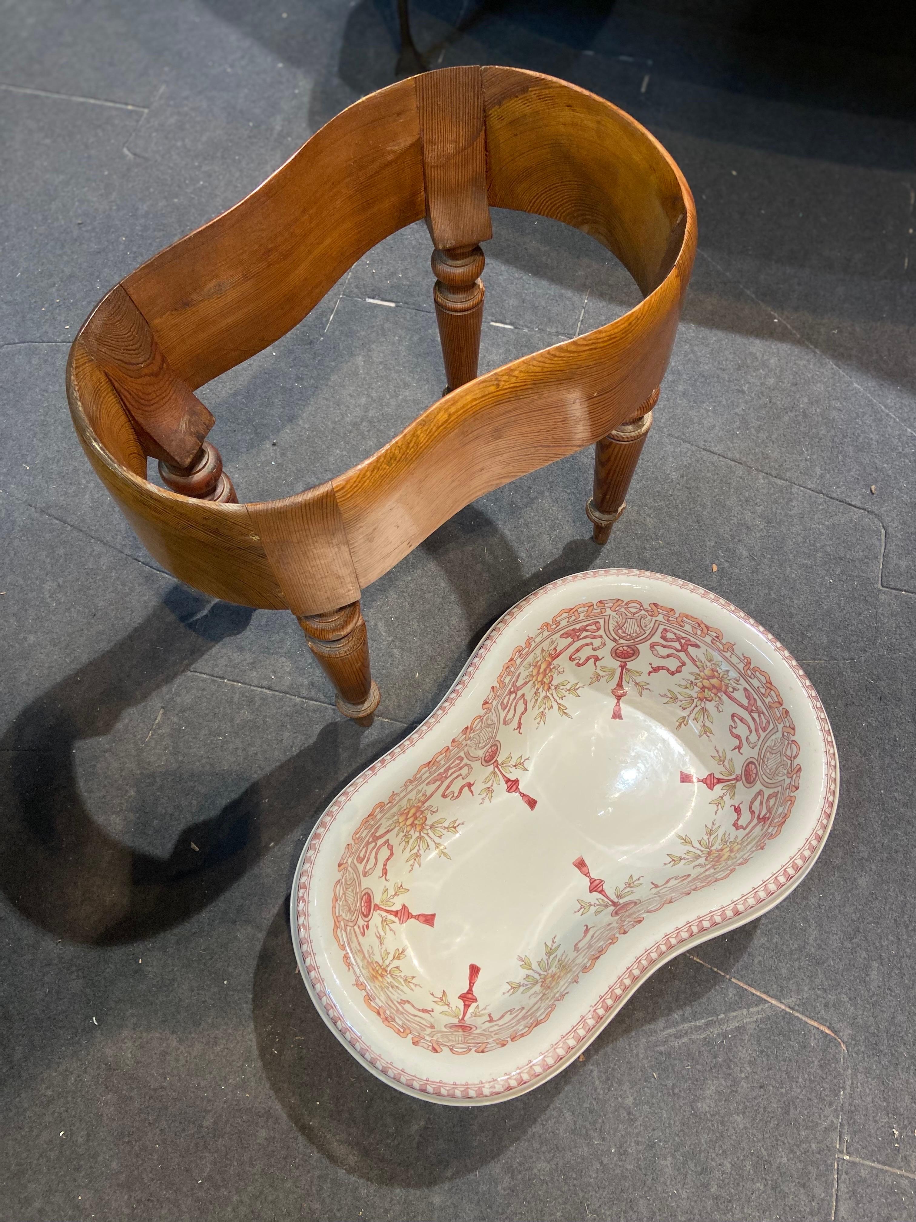 20th Century French Hand Painted Ceramic Bidet on Wooden Hand Carved Base In Good Condition For Sale In Sofia, BG