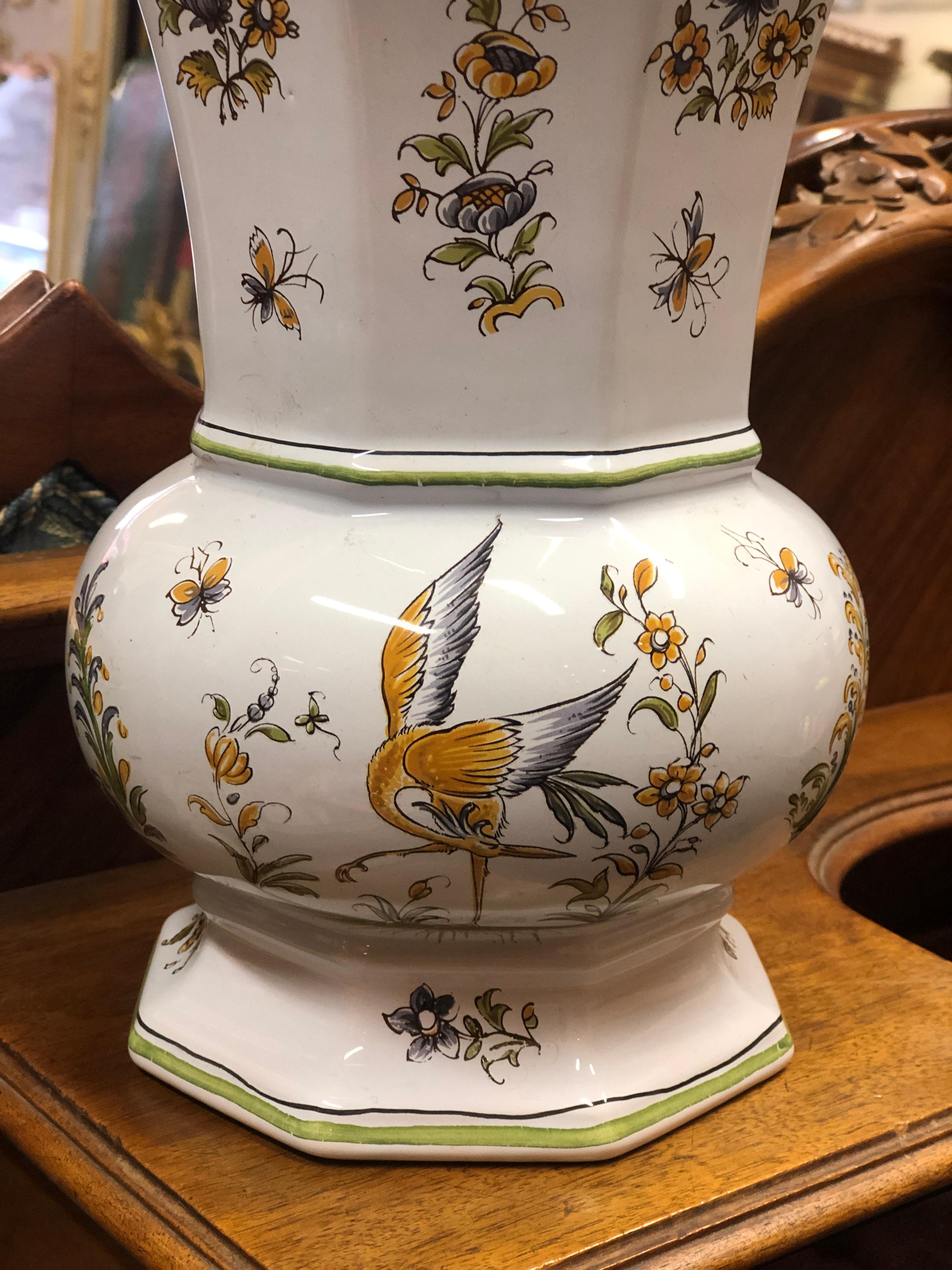 Vase en céramique française soigneusement décoré d'éléments floraux et d'oiseaux peints à la main par Franc Hirigoyen du célèbre lieu de Moustiers.
France, vers 1960.
 