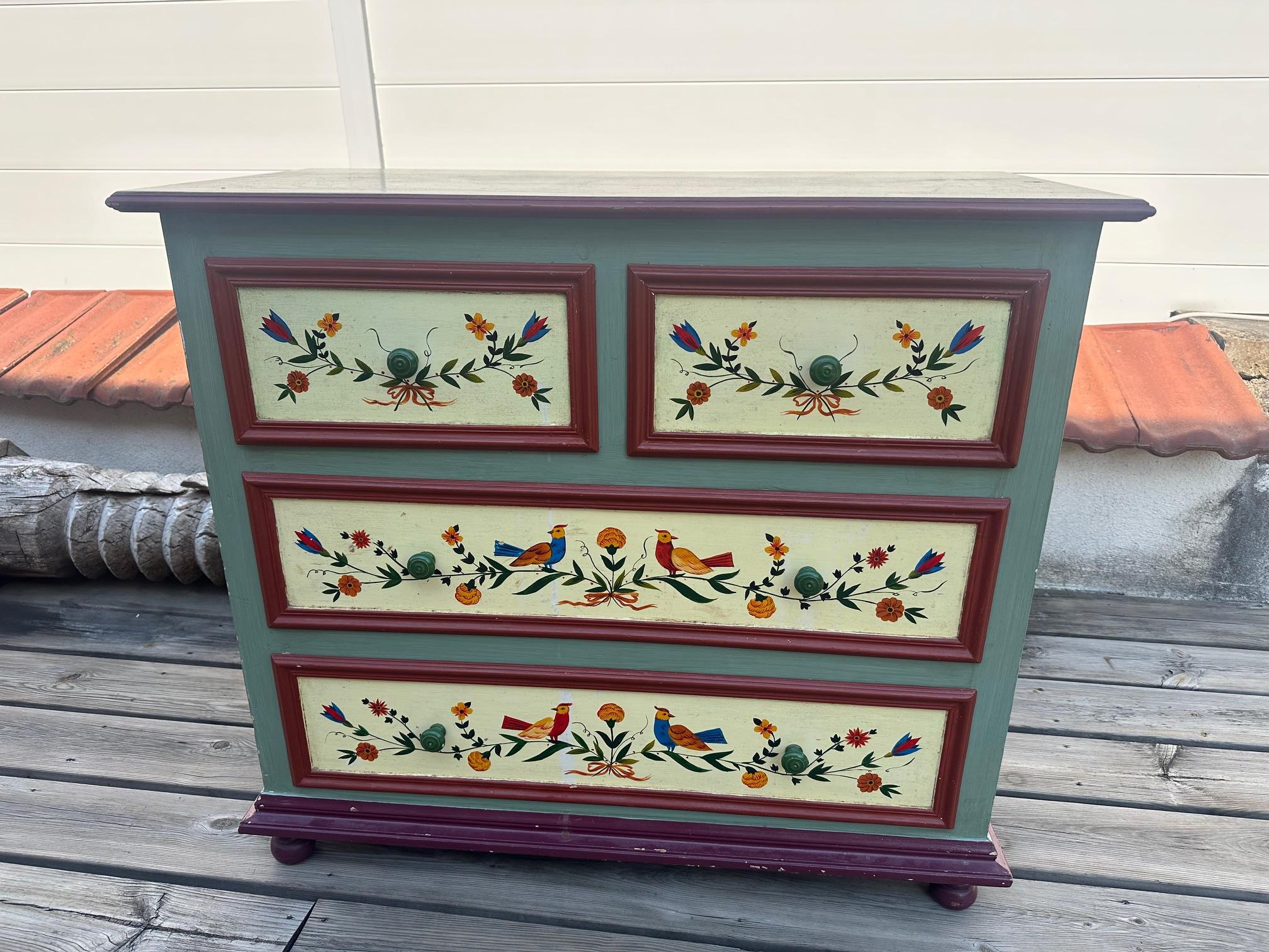 Charming pine chest of drawers, entirely hand-painted, that will bring a touch of authenticity and color to your interior.
Its floral and animal motifs in vibrant, harmonious tones make it a unique piece, full of character and poetry.
Perfect for a