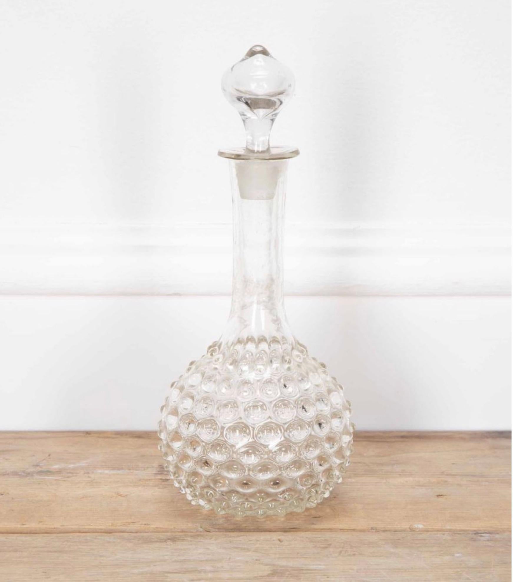 Carafe à décanter du 20ème siècle, en verre hobnail, avec son bouchon d'origine, en parfait état d'origine. 

Circa 1900 en date.