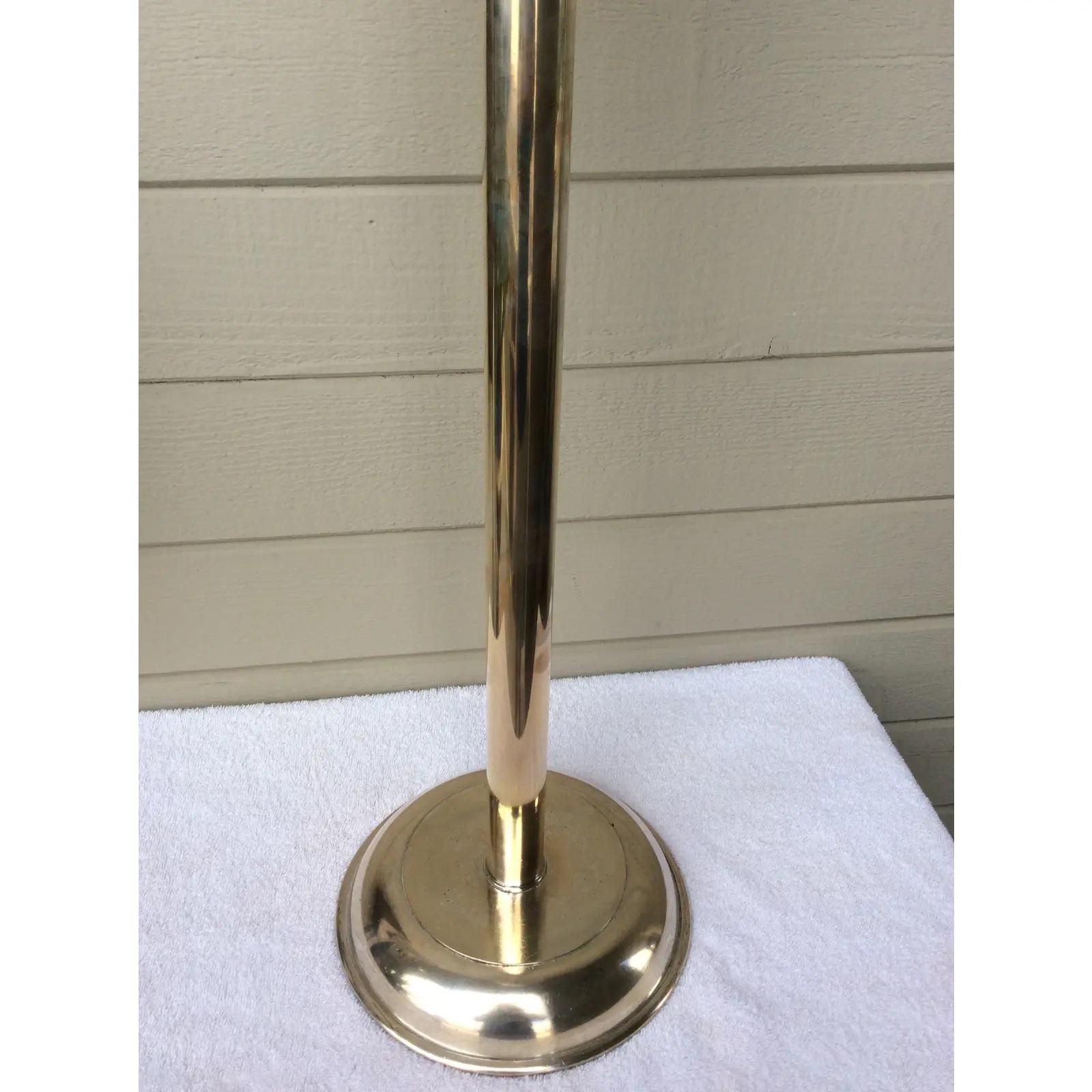 Este hermoso soporte de champán de plata de hotel francés se utilizaba originalmente en un restaurante para sostener una nevera y una botella de vino o champán. El soporte mide 29 pulgadas de altura, 7,75 pulgadas de diámetro en la parte superior y