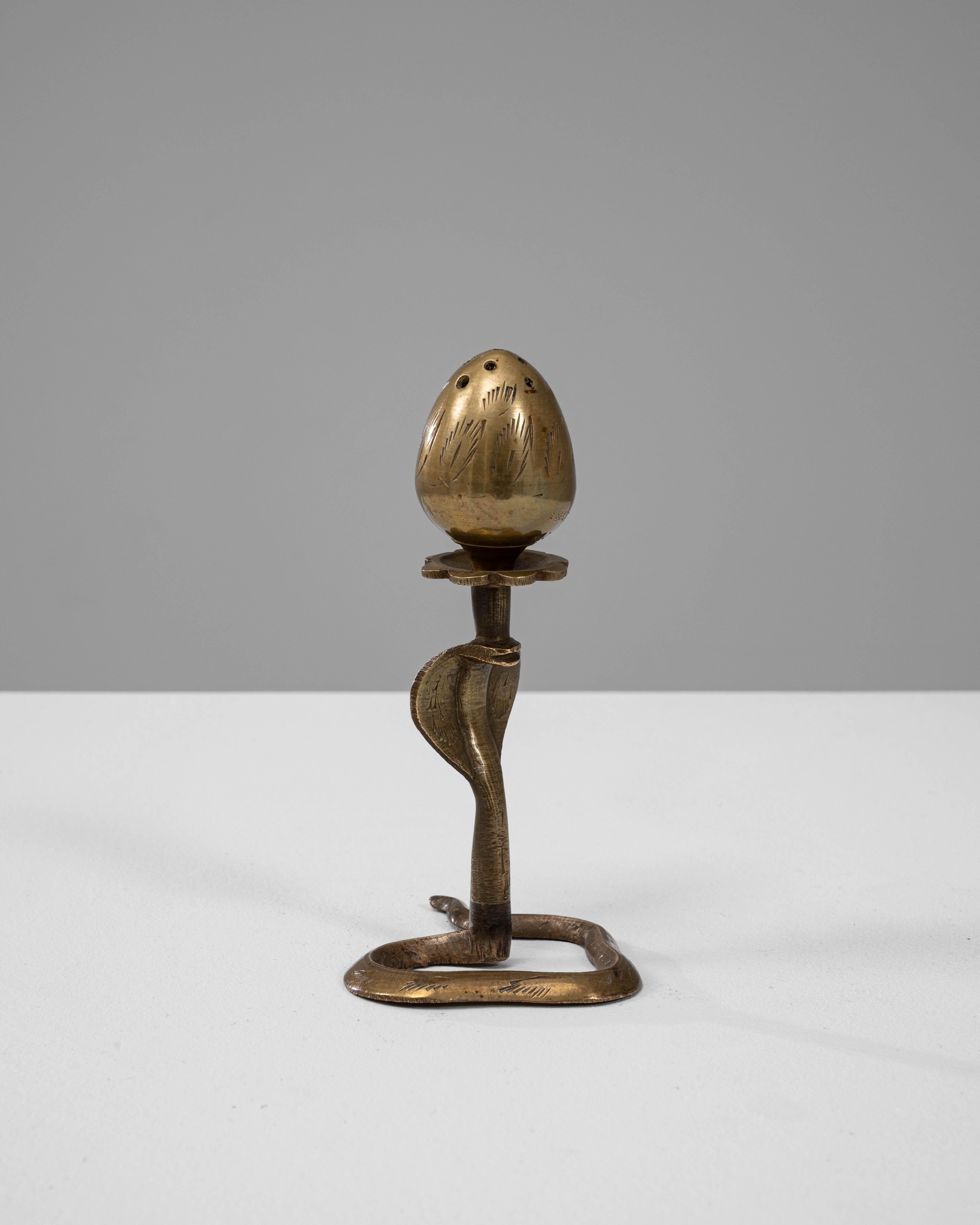 Portaincenso francese del XX secolo Bruciabastoni a serpente in ottone In condizioni buone in vendita a High Point, NC