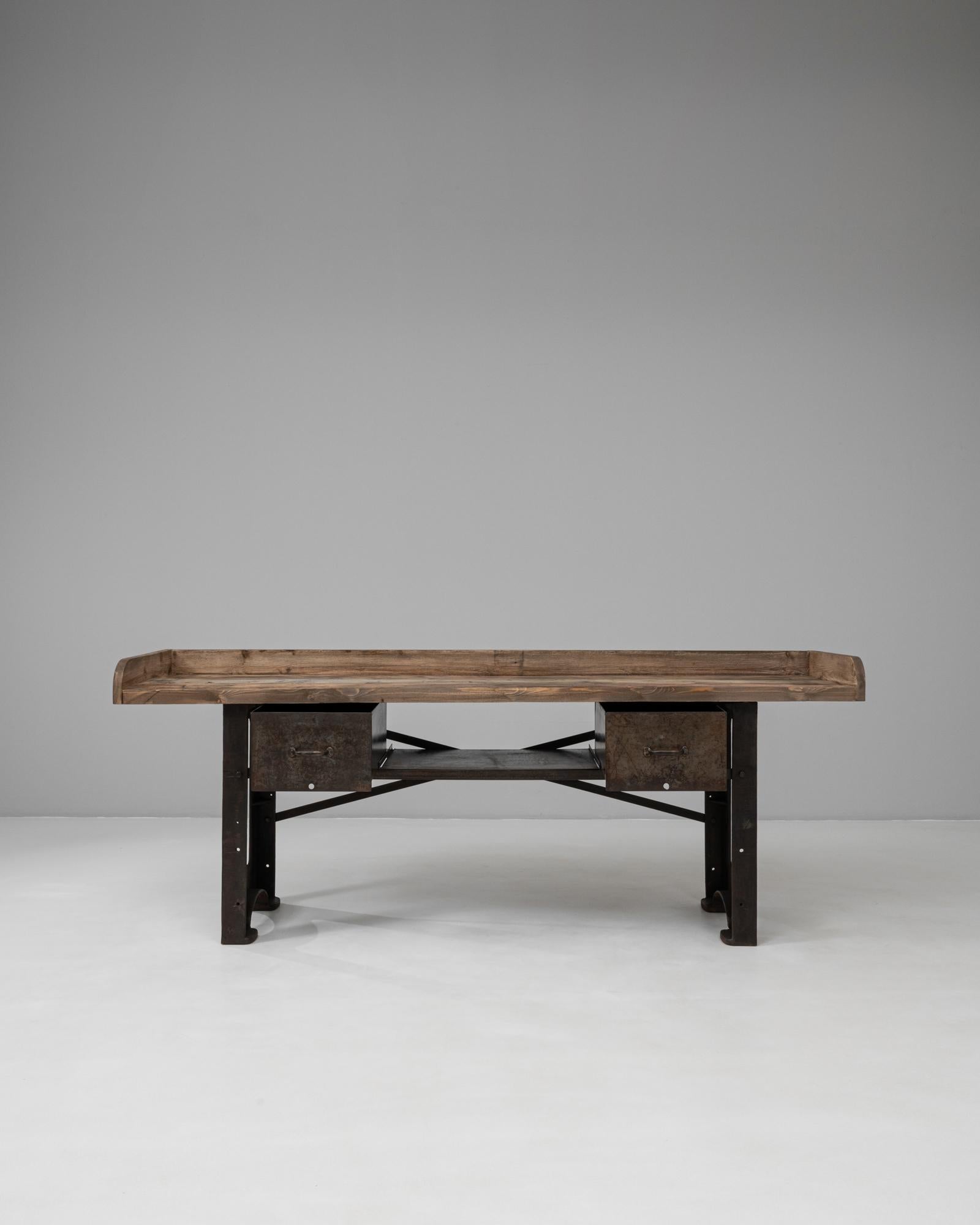 Français Table de travail en fonte industrielle française du 20e siècle avec plateau en bois en vente