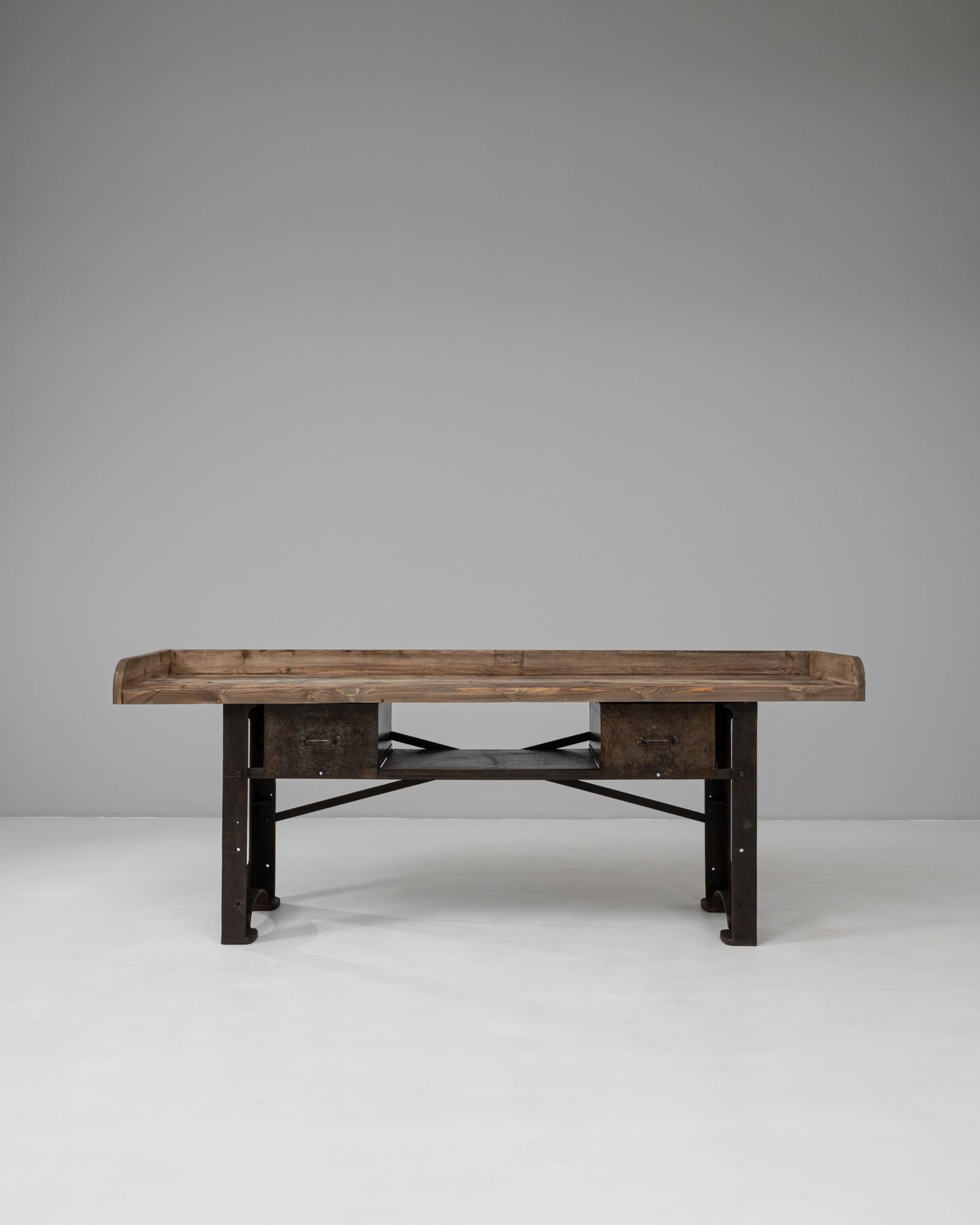 Table de travail en fonte industrielle française du 20e siècle avec plateau en bois Bon état - En vente à High Point, NC