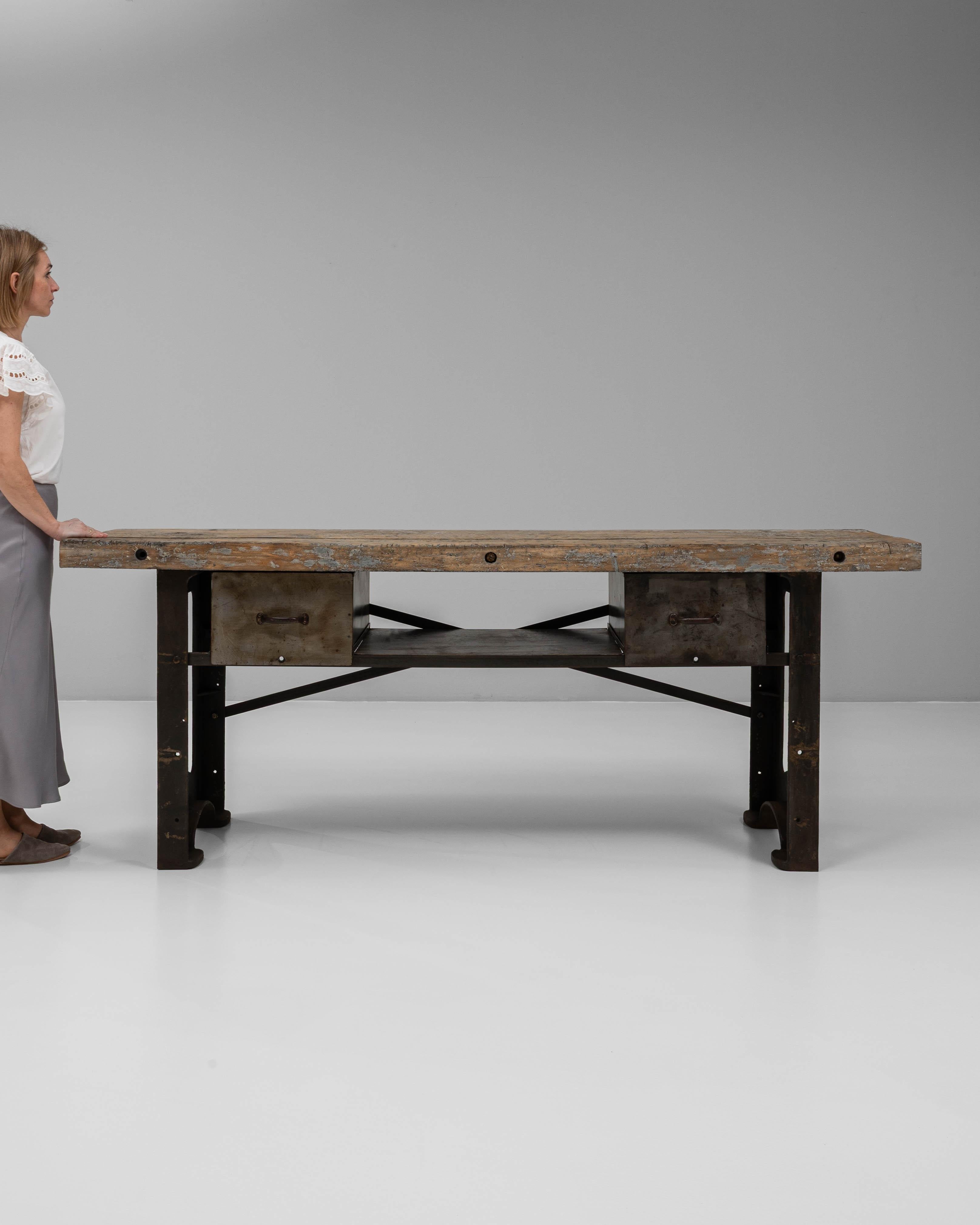 Français Table de travail en fonte industrielle française du 20e siècle avec plateau en bois en vente