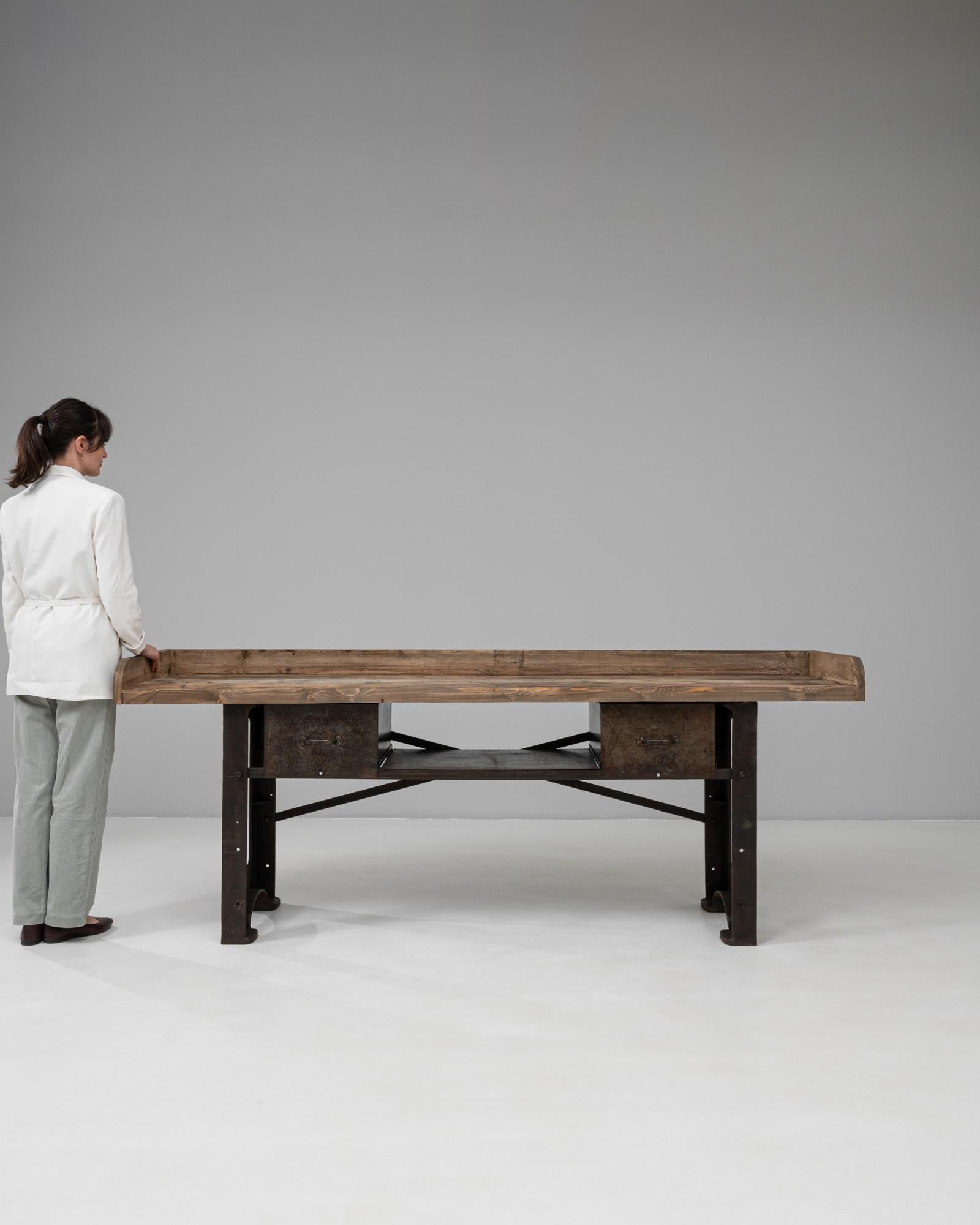 20ième siècle Table de travail en fonte industrielle française du 20e siècle avec plateau en bois en vente
