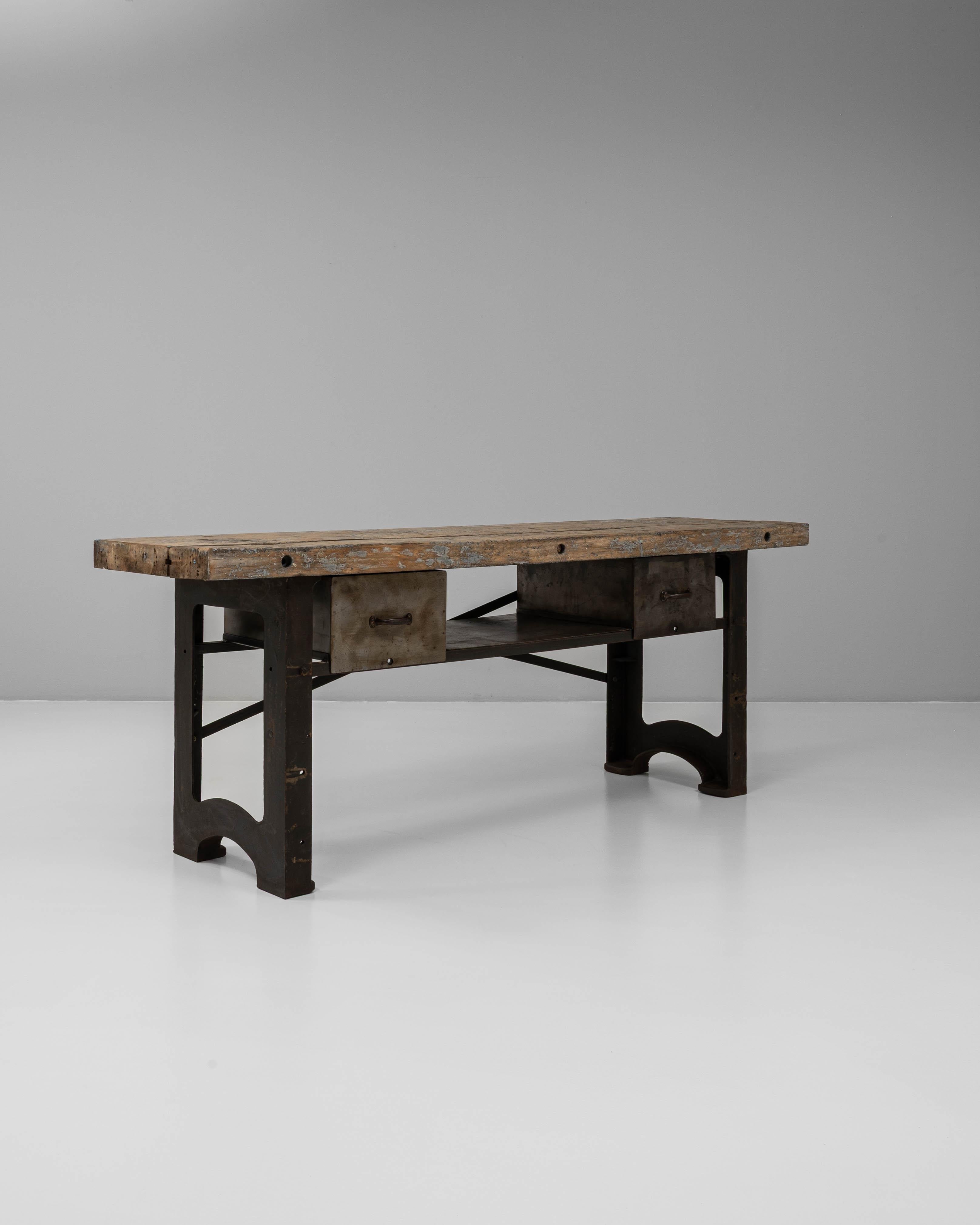 Table de travail en fonte industrielle française du 20e siècle avec plateau en bois Bon état - En vente à High Point, NC