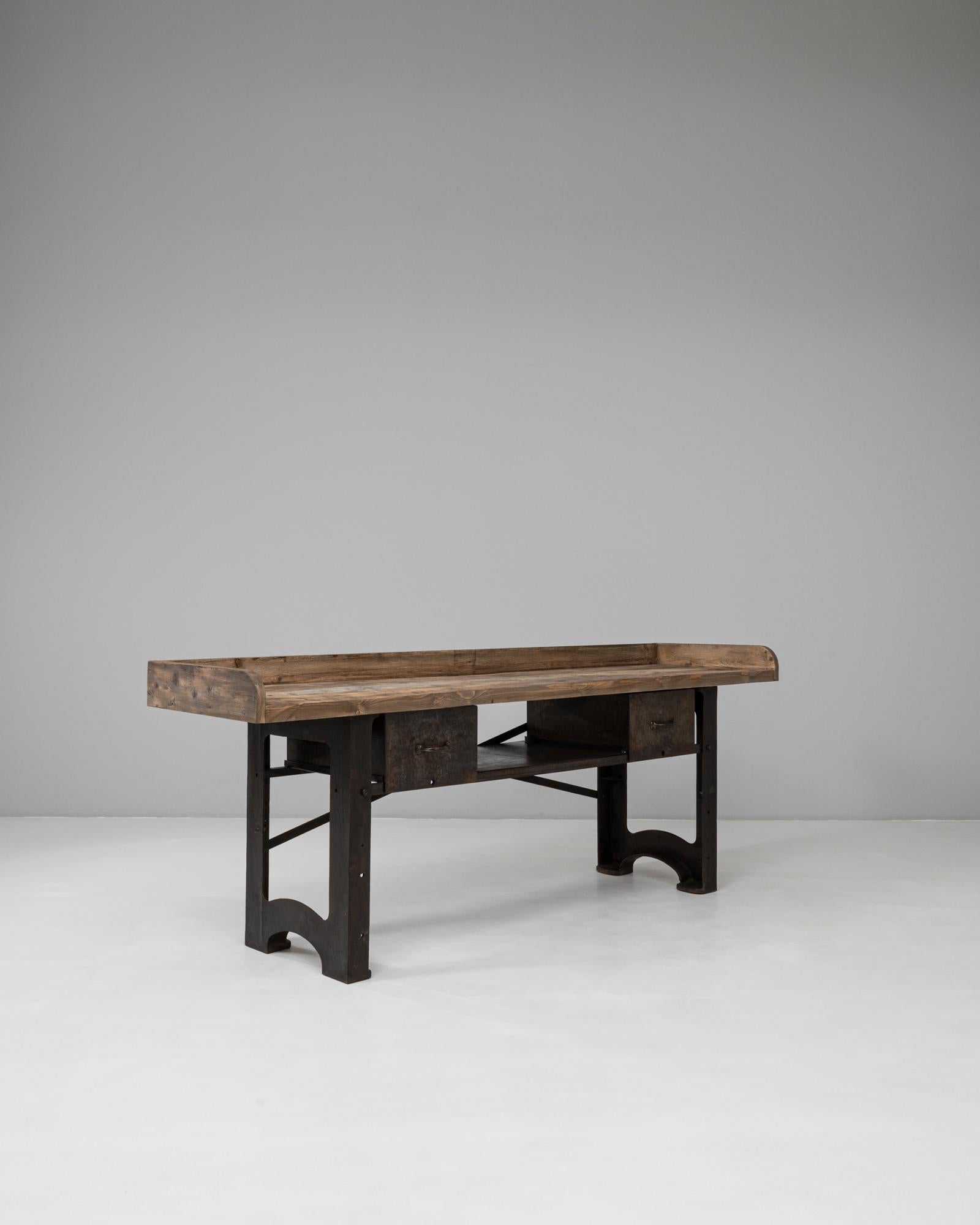 Fer Table de travail en fonte industrielle française du 20e siècle avec plateau en bois en vente