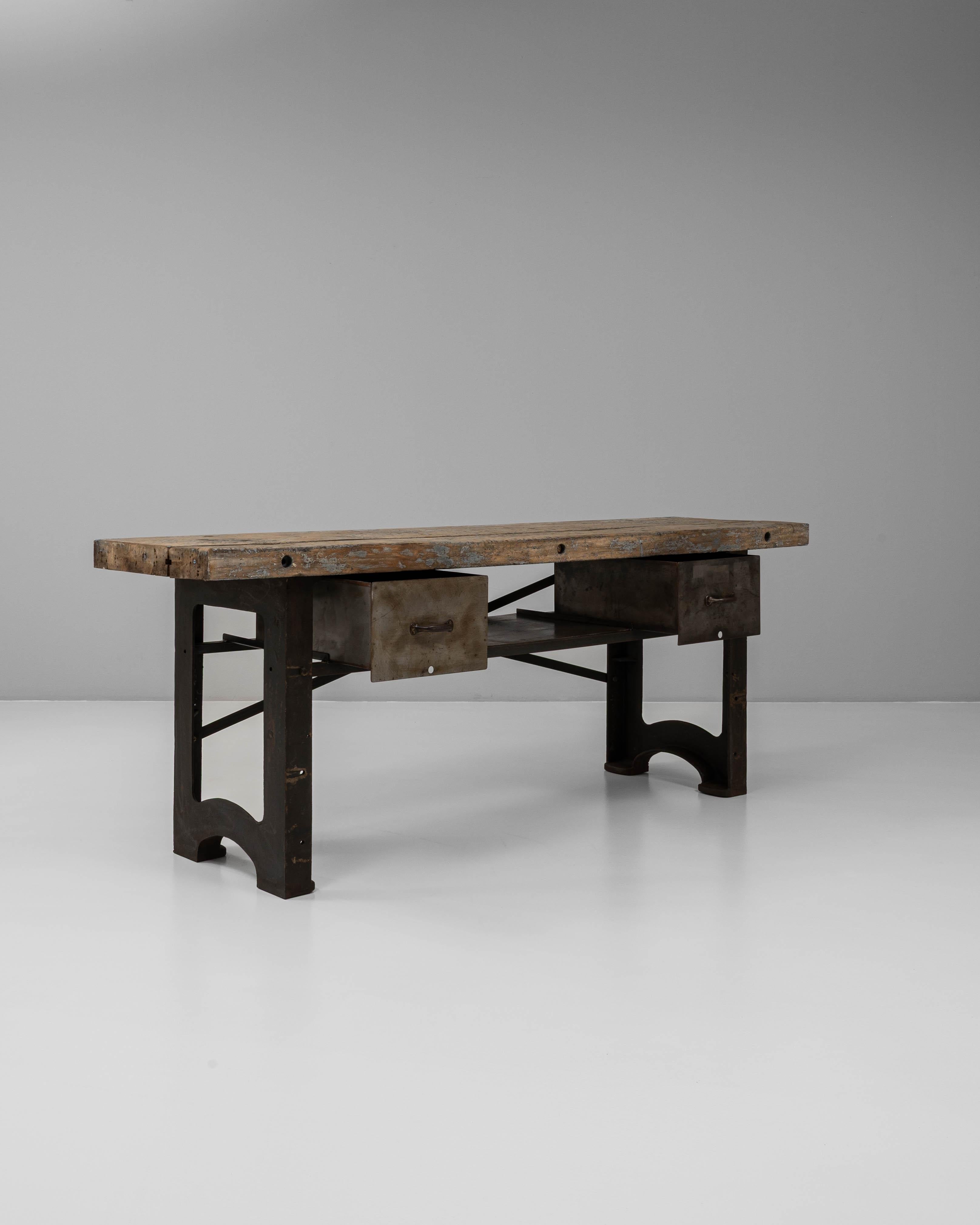 20ième siècle Table de travail en fonte industrielle française du 20e siècle avec plateau en bois en vente