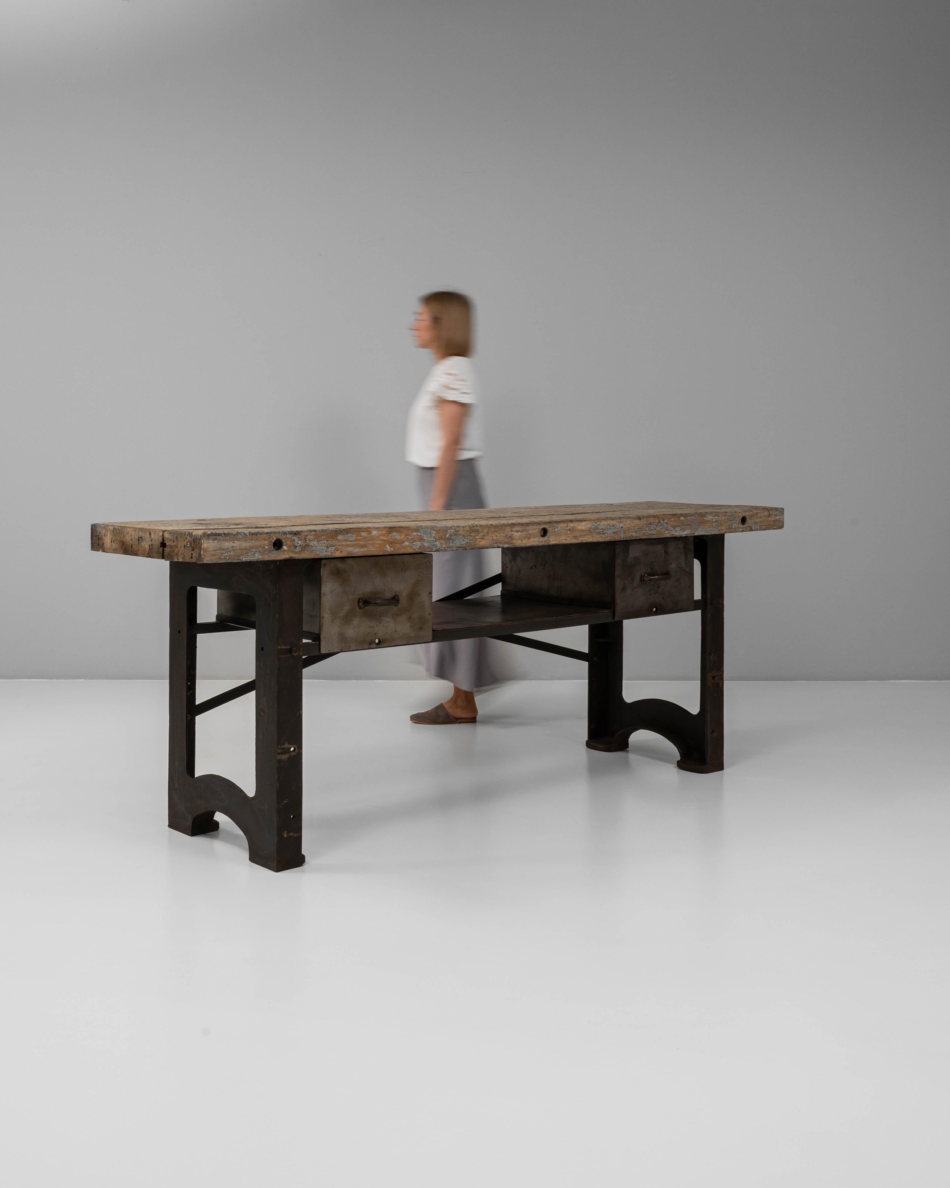 Fer Table de travail en fonte industrielle française du 20e siècle avec plateau en bois en vente