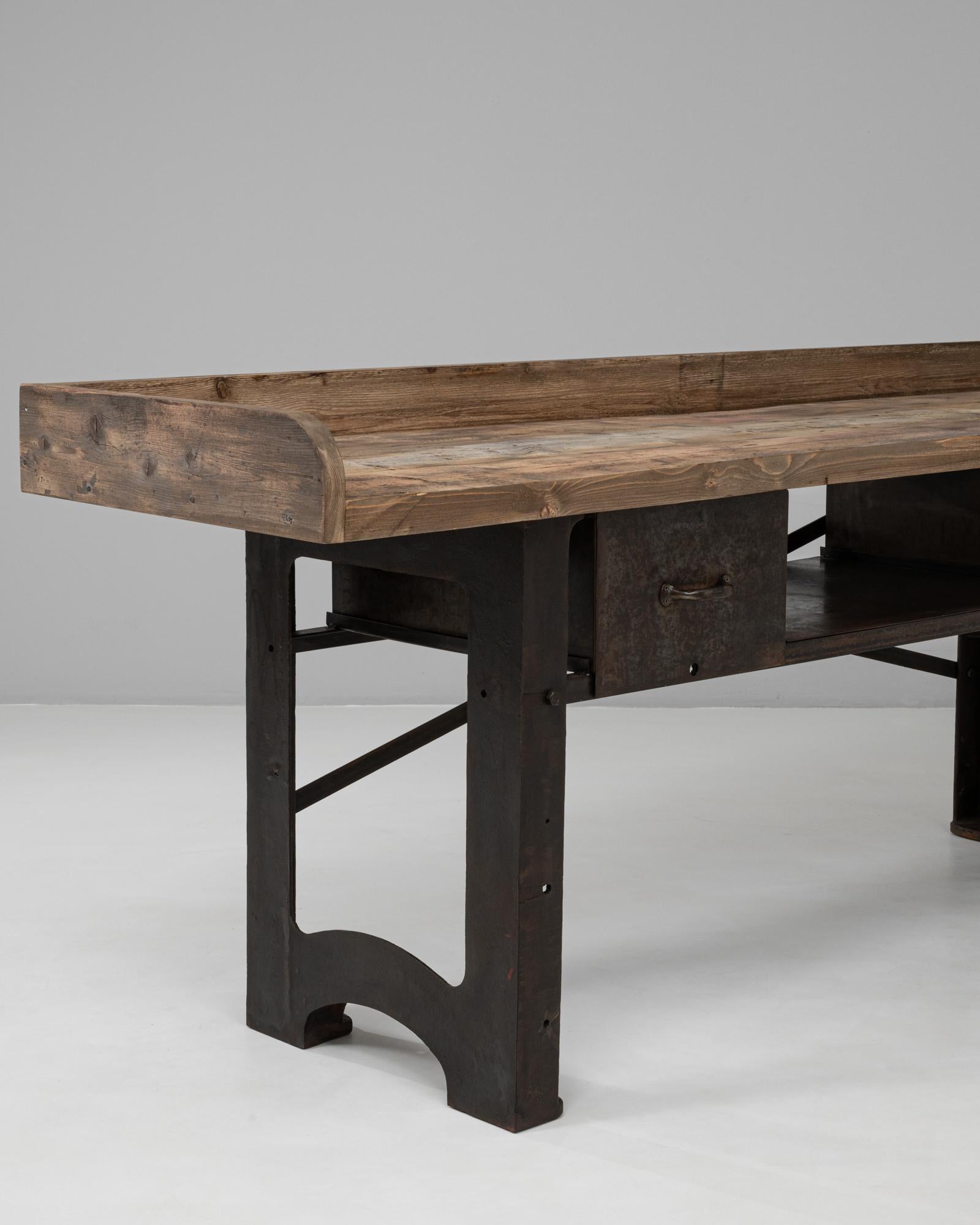Table de travail en fonte industrielle française du 20e siècle avec plateau en bois en vente 2