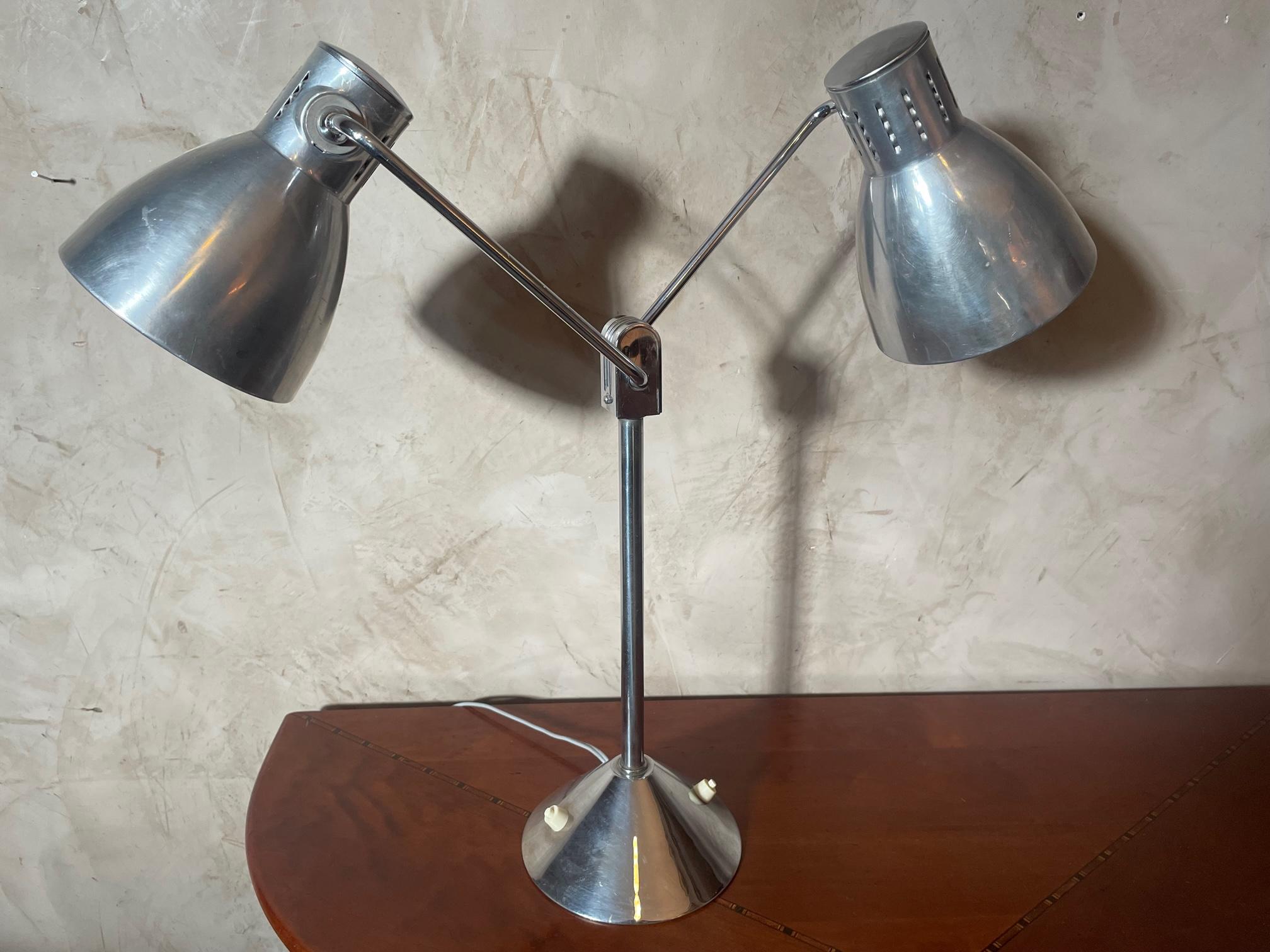Very nice articulated lamp in chromed metal from the 50s. Industrial and vintage type. Both heads are articulated. There are two buttons, one for each light. 
Nice quality and good condition.
